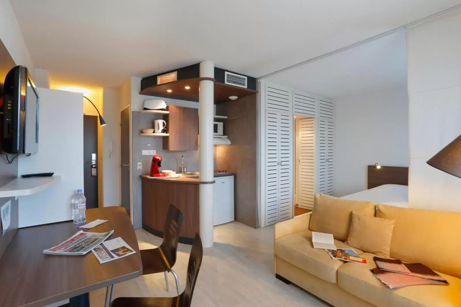 Kitchen or kitchenette, Seating Area in Suite Home Apt Luberon