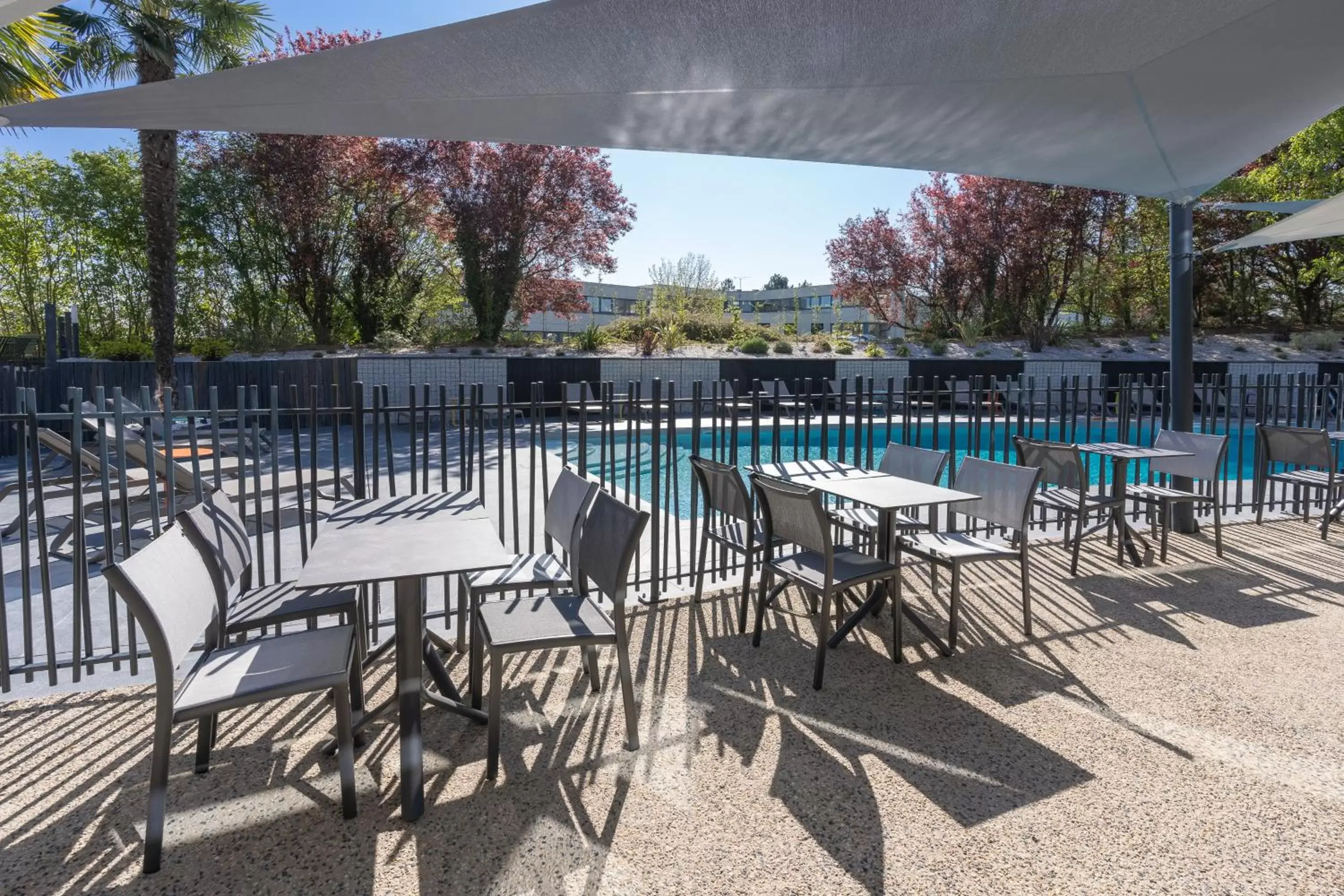 Restaurant/places to eat, Swimming Pool in Novotel Poitiers Site du Futuroscope