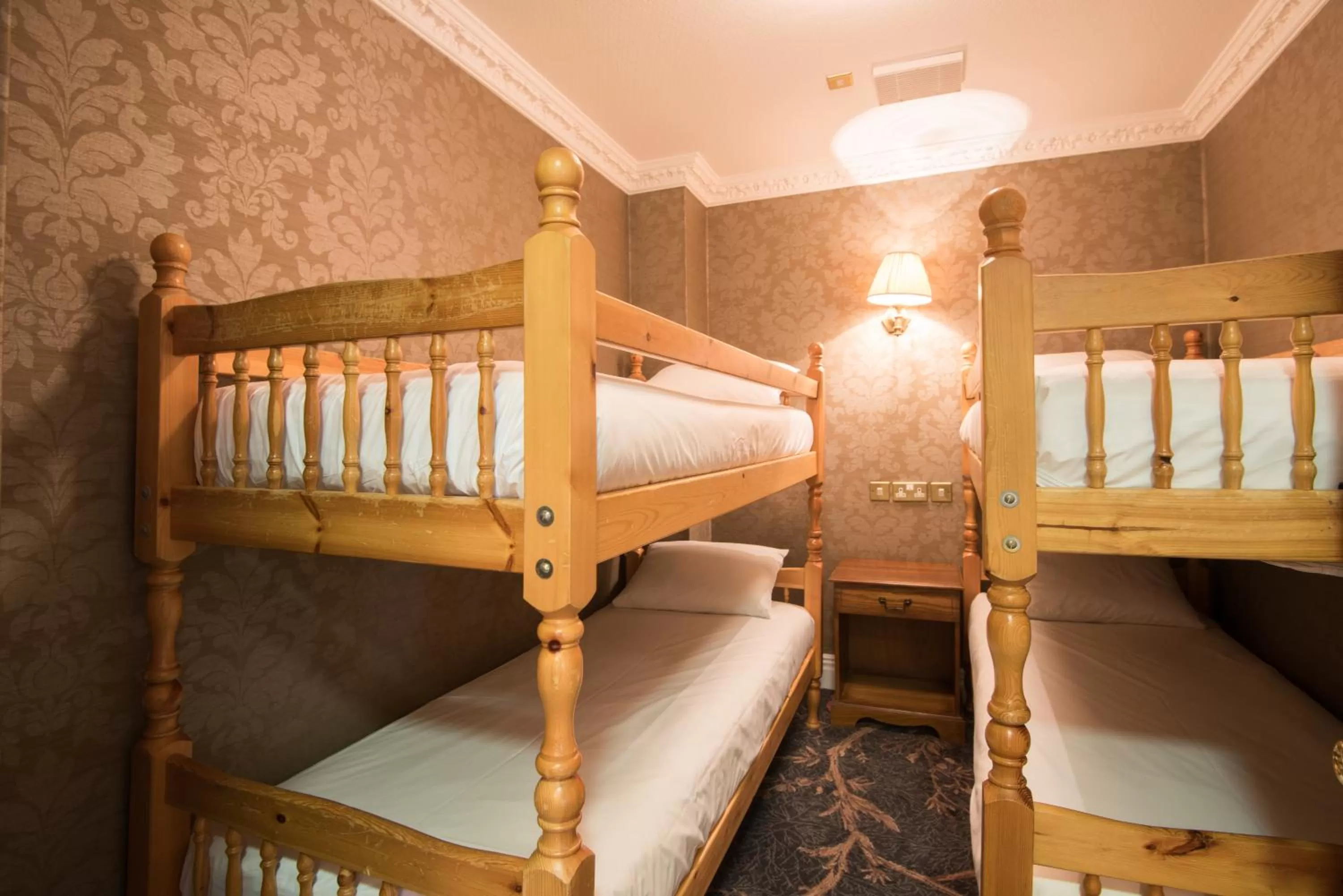 bunk bed, Bed in Kingsmills Hotel