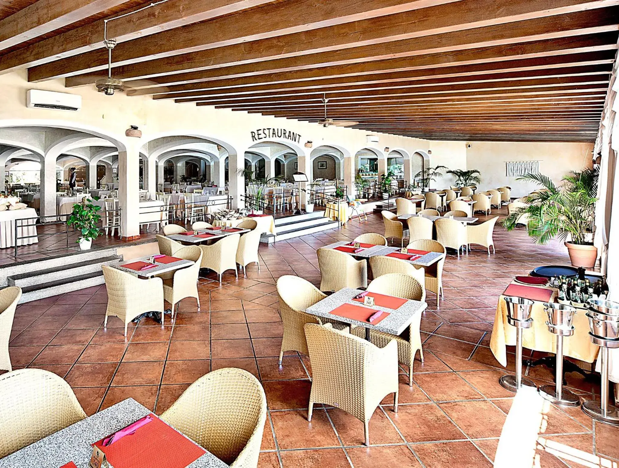 Restaurant/Places to Eat in Colonna Resort