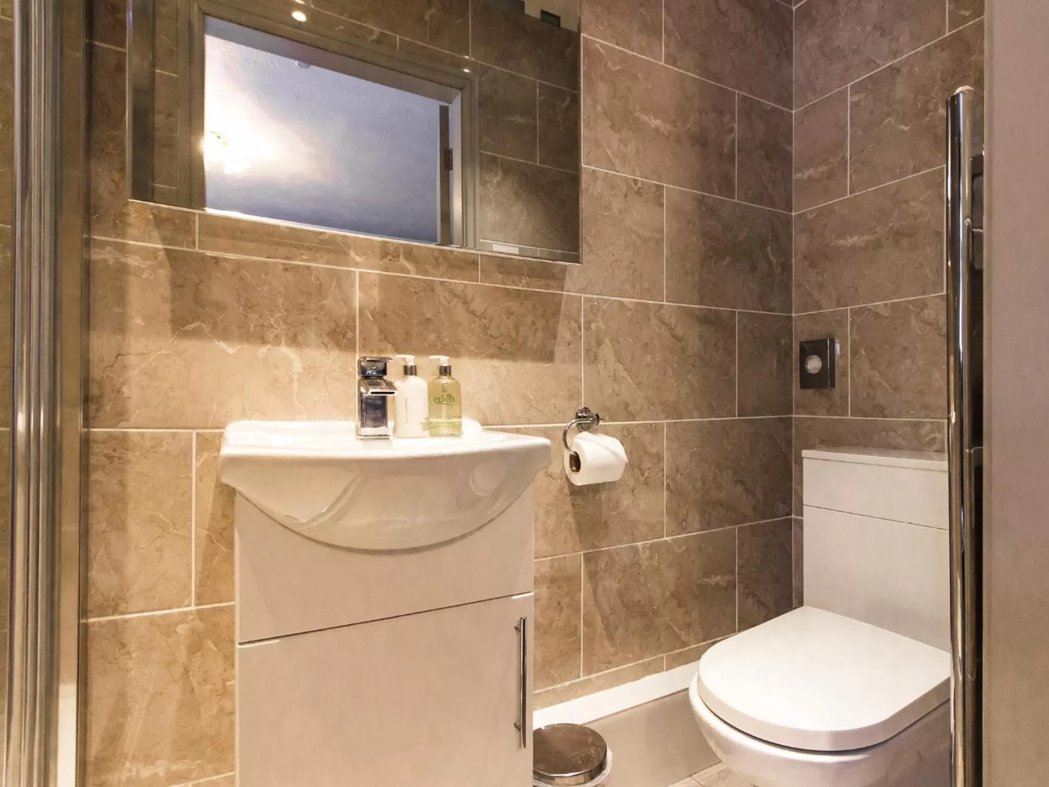 Bathroom in White Lion Hotel