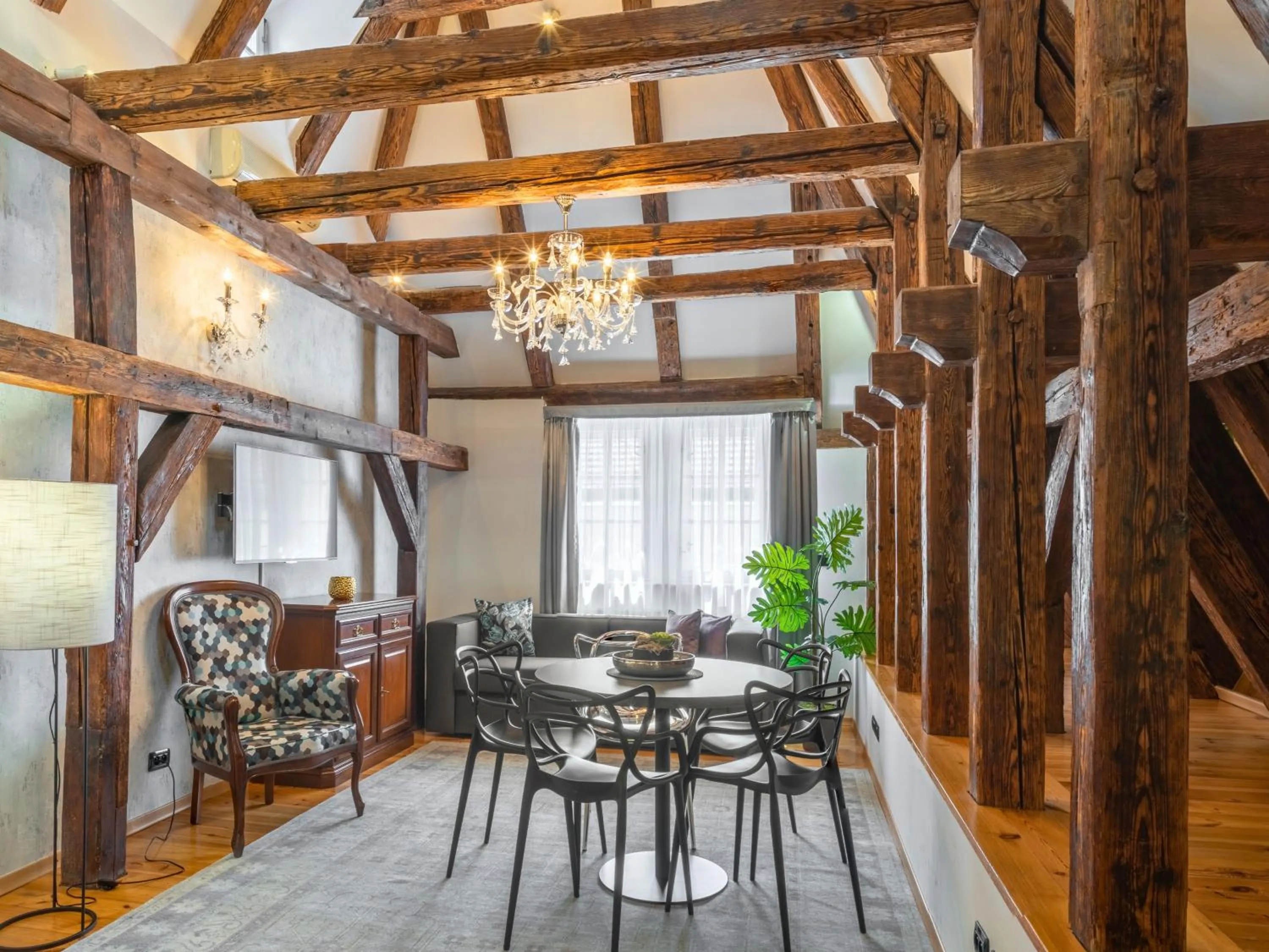 Seating area in Chateau 9 Apartments by Adrez