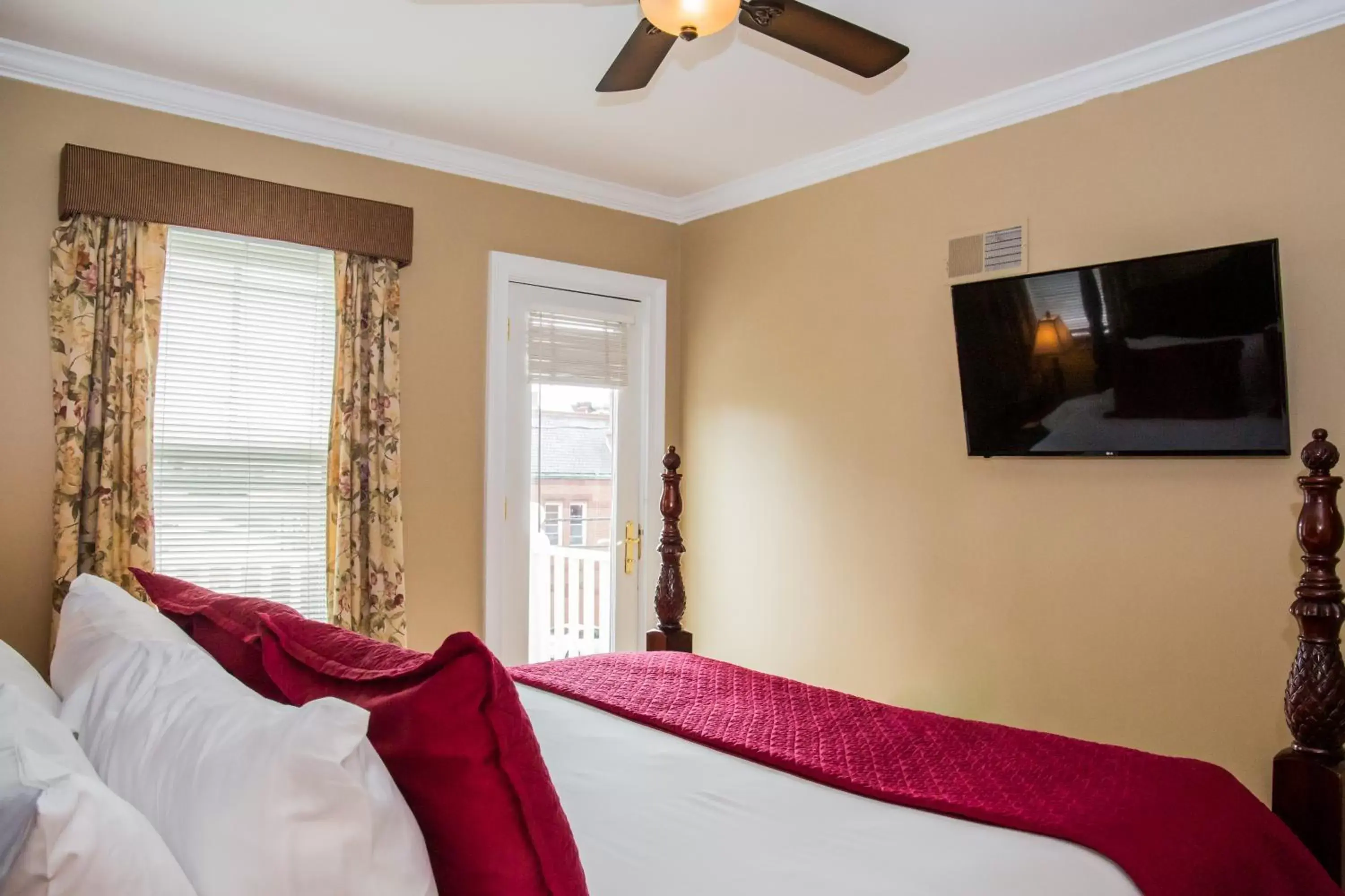 TV and multimedia, Bed in Almondy Inn Bed & Breakfast