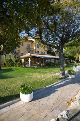 Property Building in Hotel Lugana Parco Al Lago