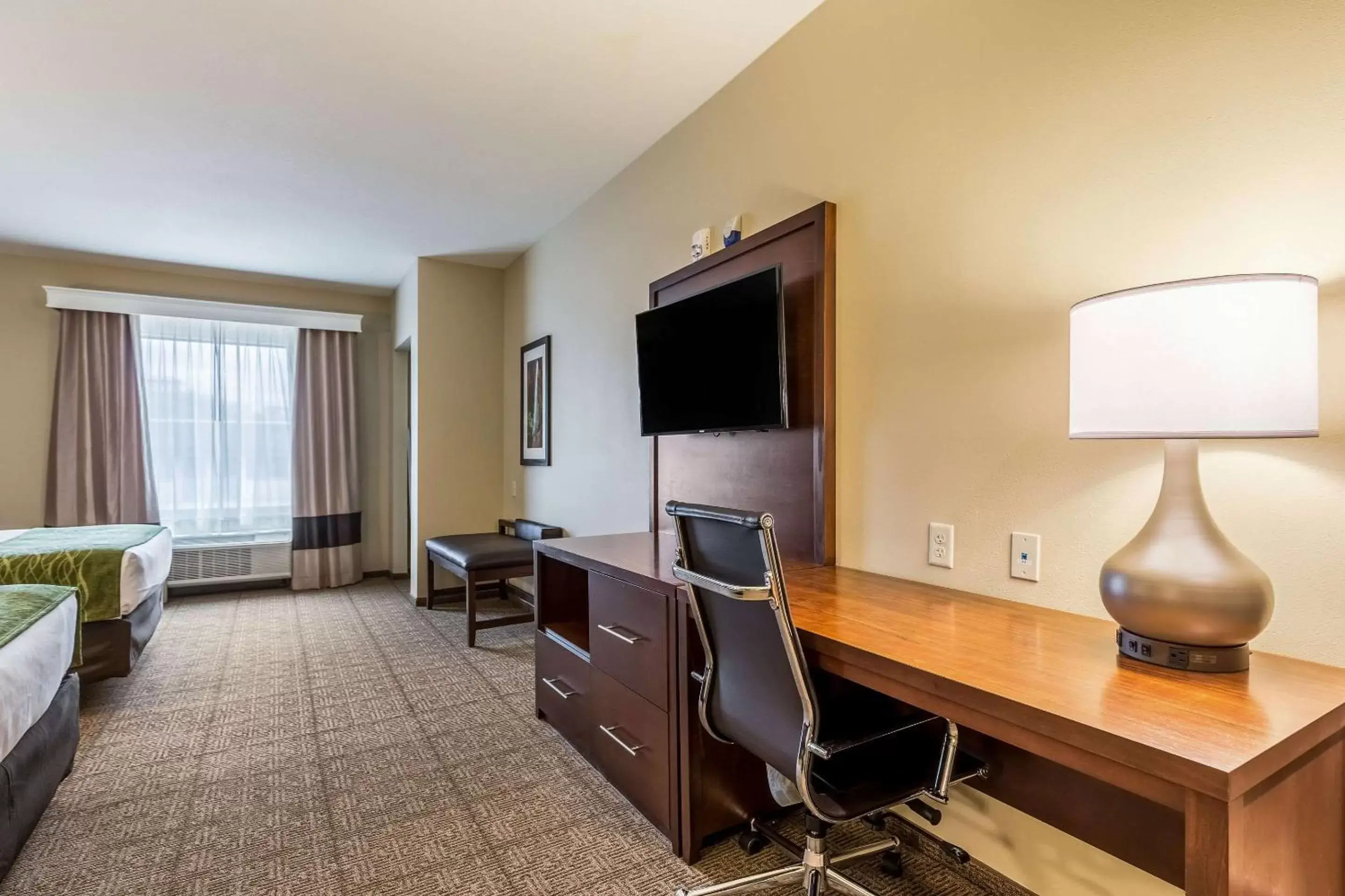 Photo of the whole room, TV/Entertainment Center in Comfort Suites St George - University Area