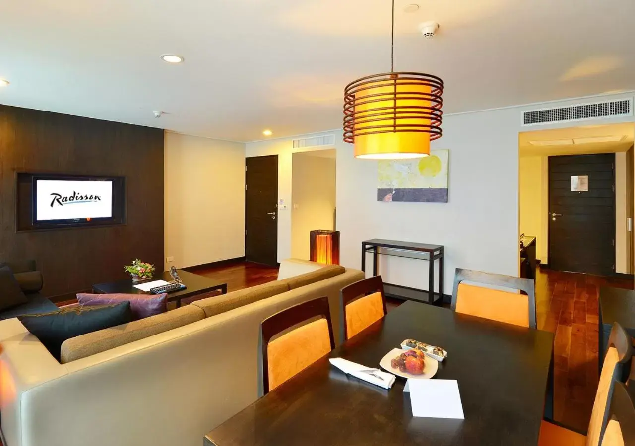 Living room, Lobby/Reception in Radisson Suites Bangkok Sukhumvit - SHA Extra Plus