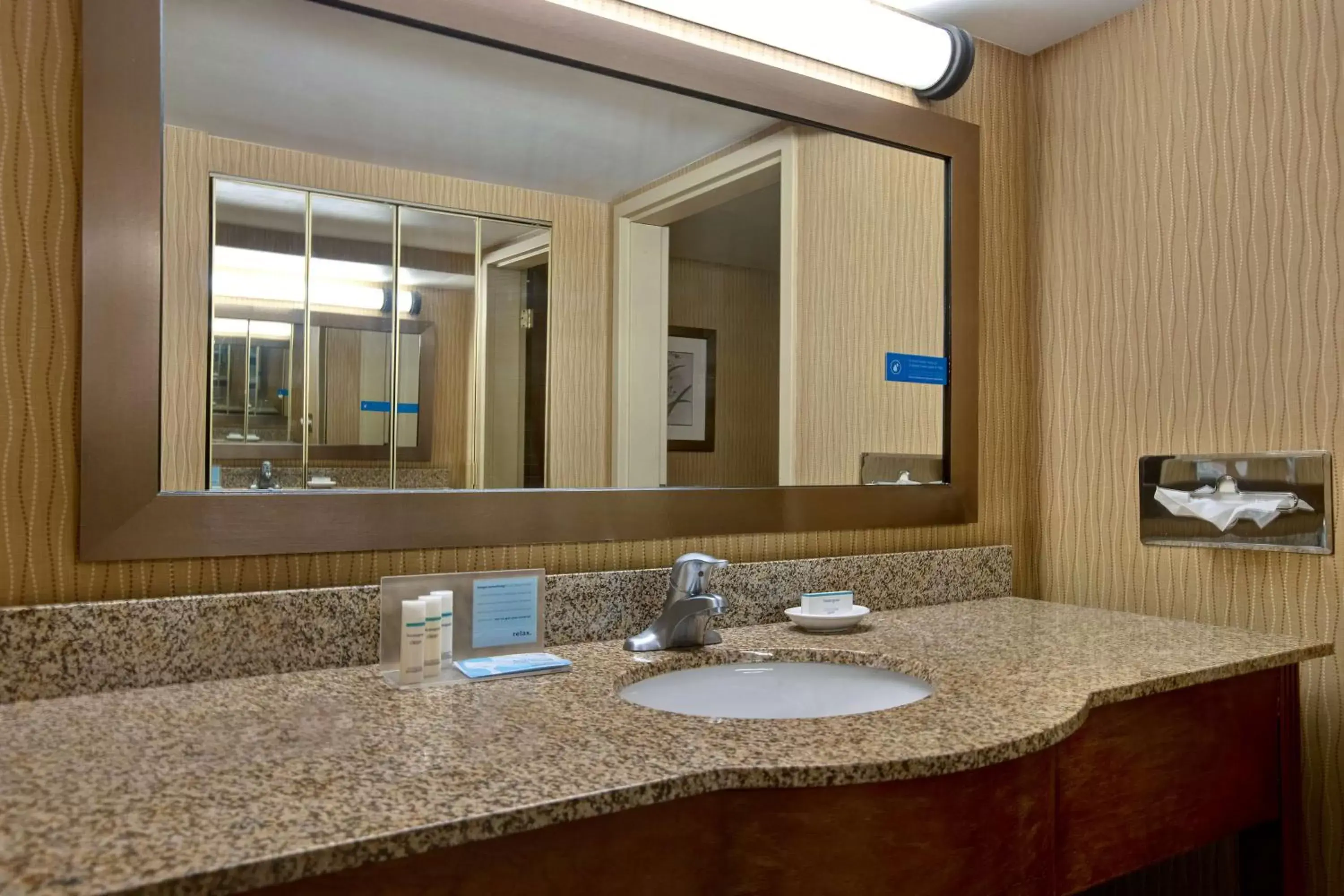 Bathroom in Hampton Inn Fort Wayne-Southwest