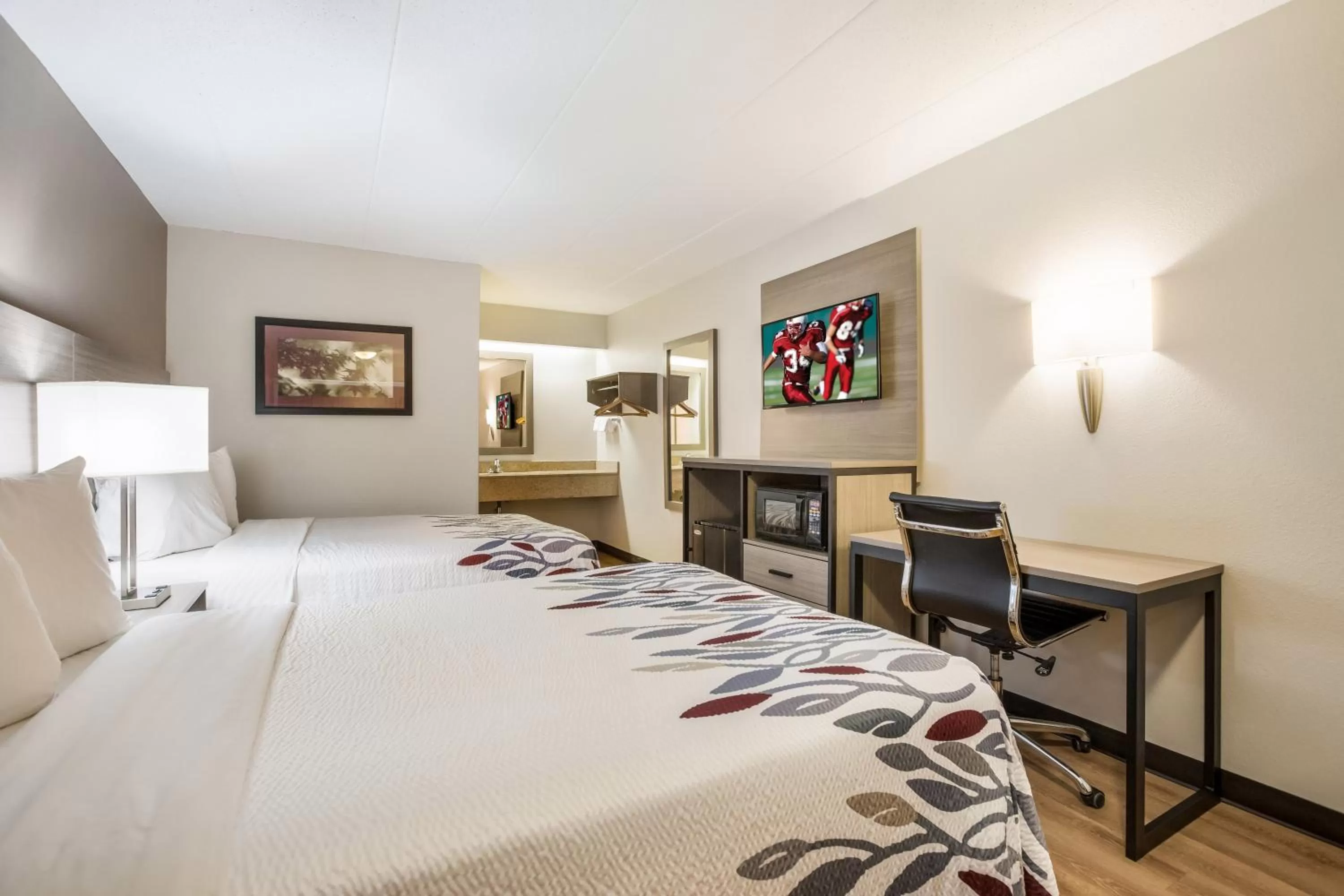 Photo of the whole room, Bed in Red Roof Inn Lansing West - MSU