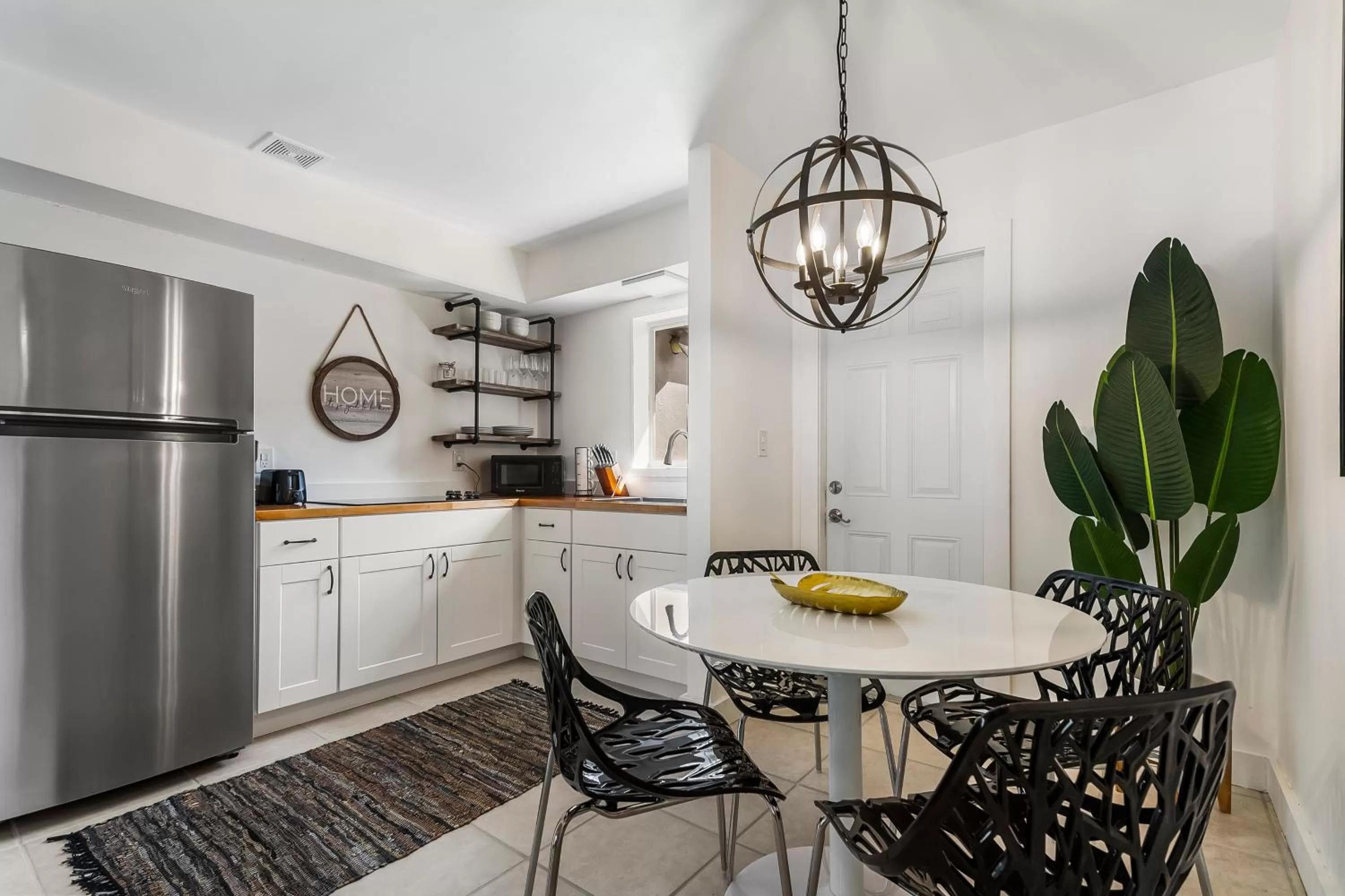 Dining area in Alani Bay Premium Condos