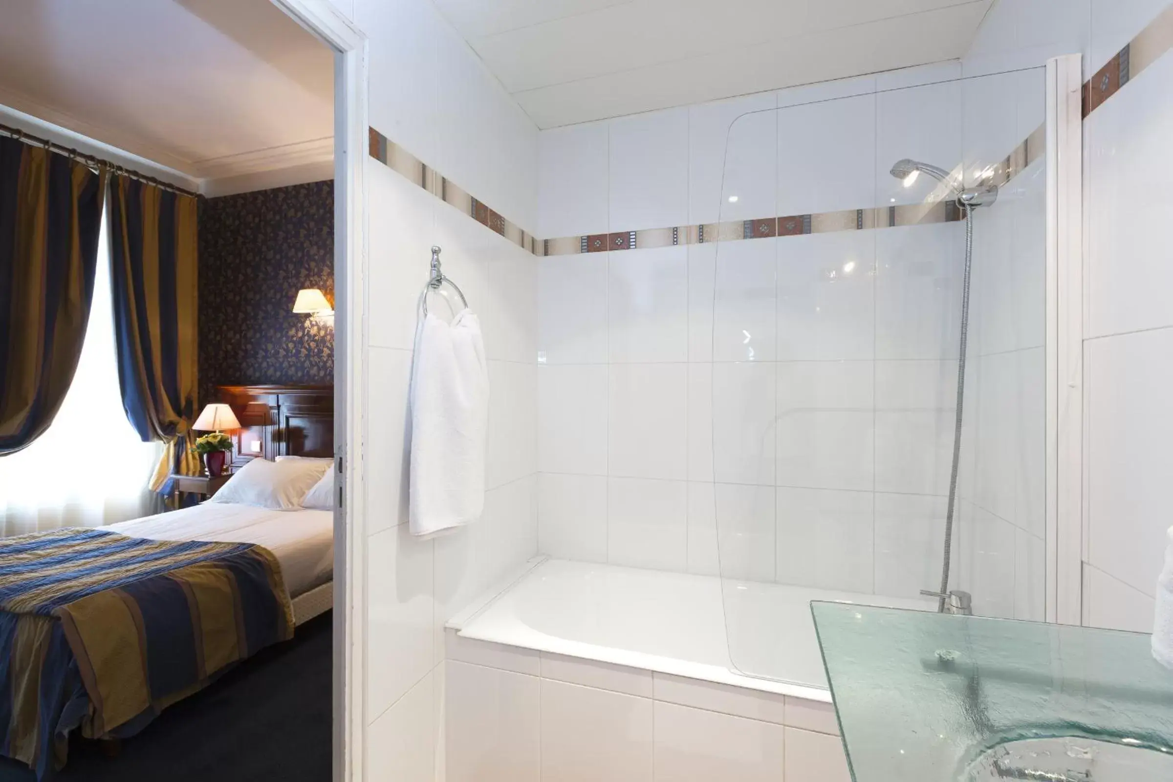 Day, Bathroom in Hotel Viator - Gare de Lyon