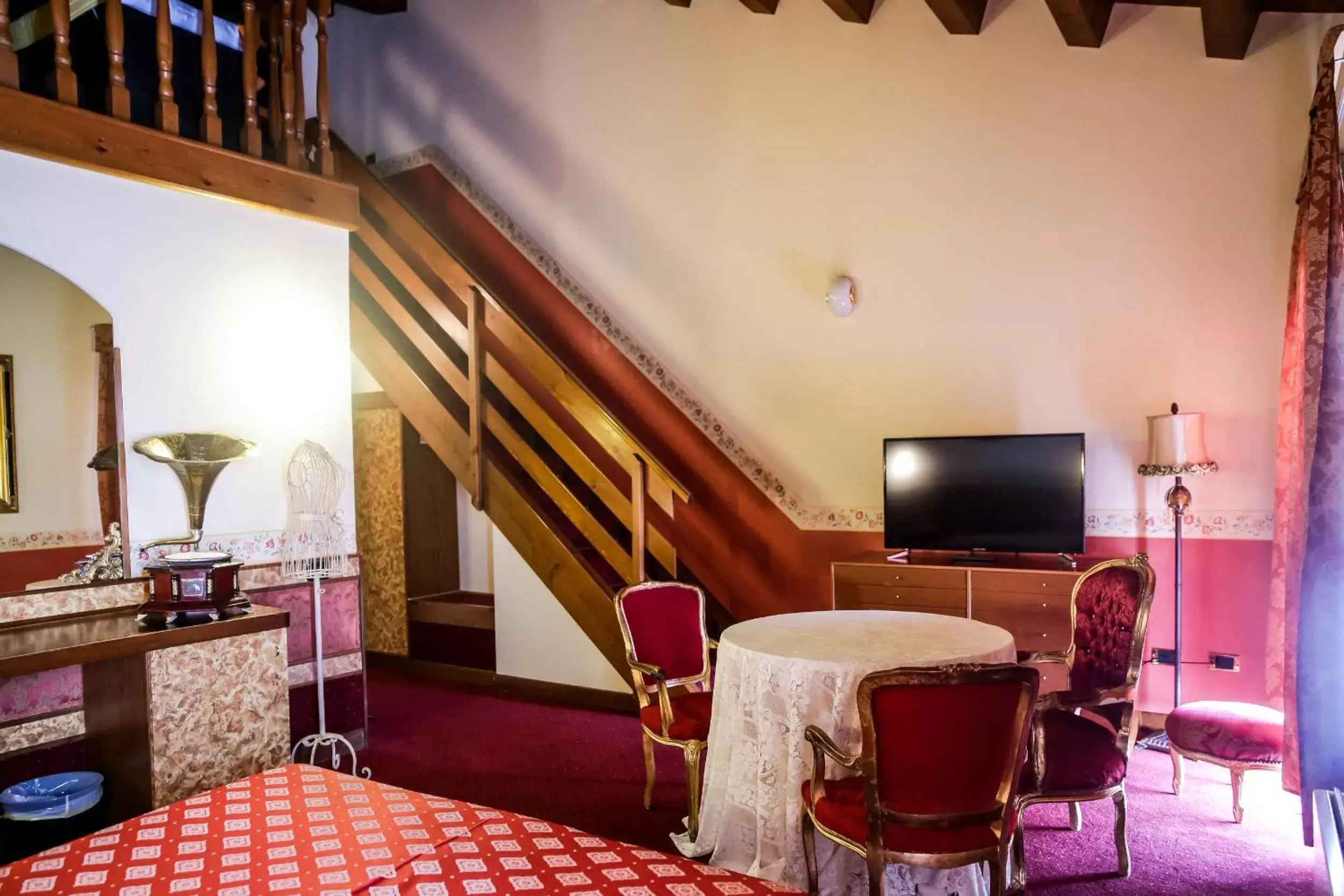 Living room, TV/Entertainment Center in Hotel Villa Pigalle