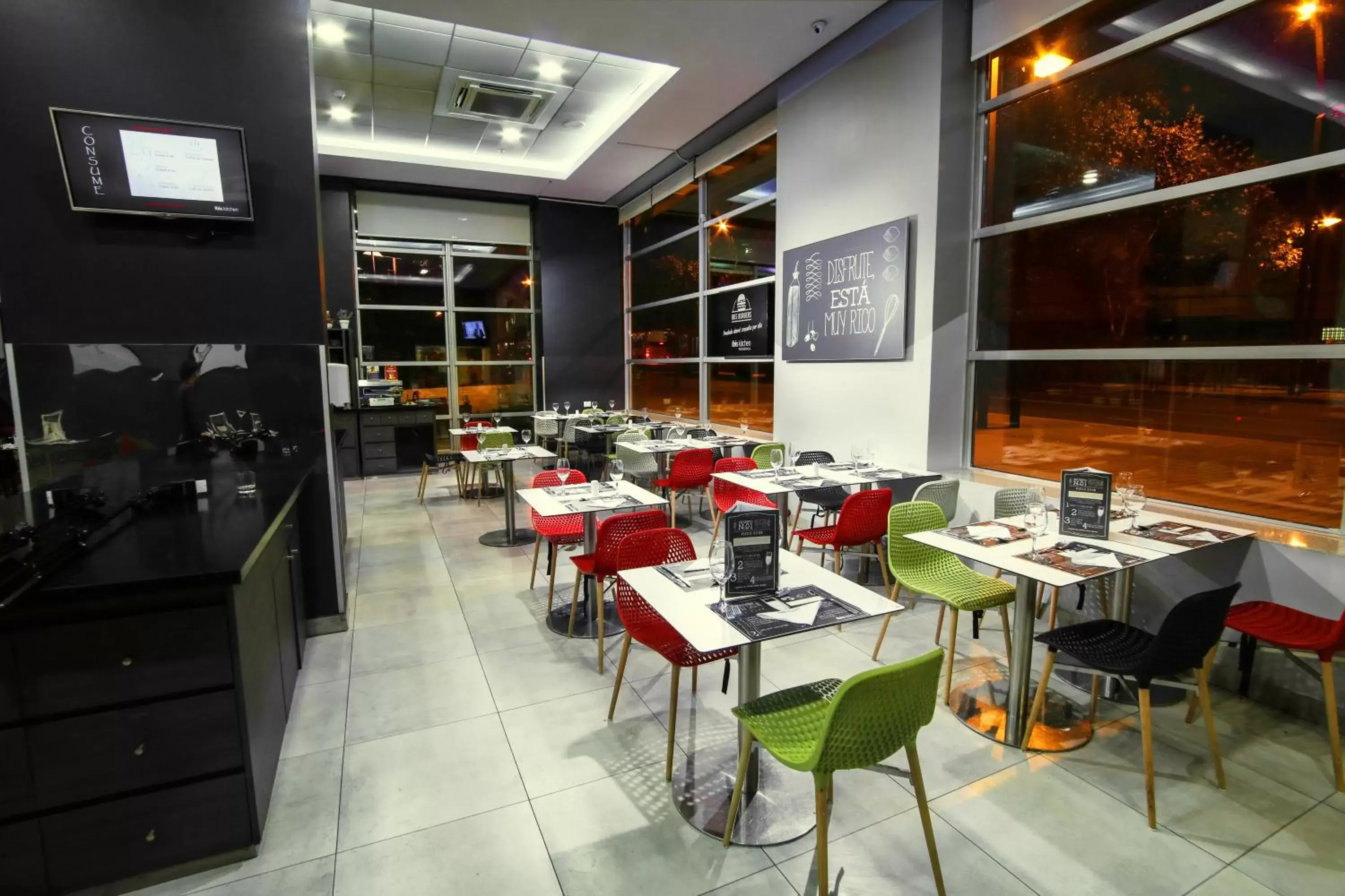 Restaurant/Places to Eat in ibis Santiago Providencia