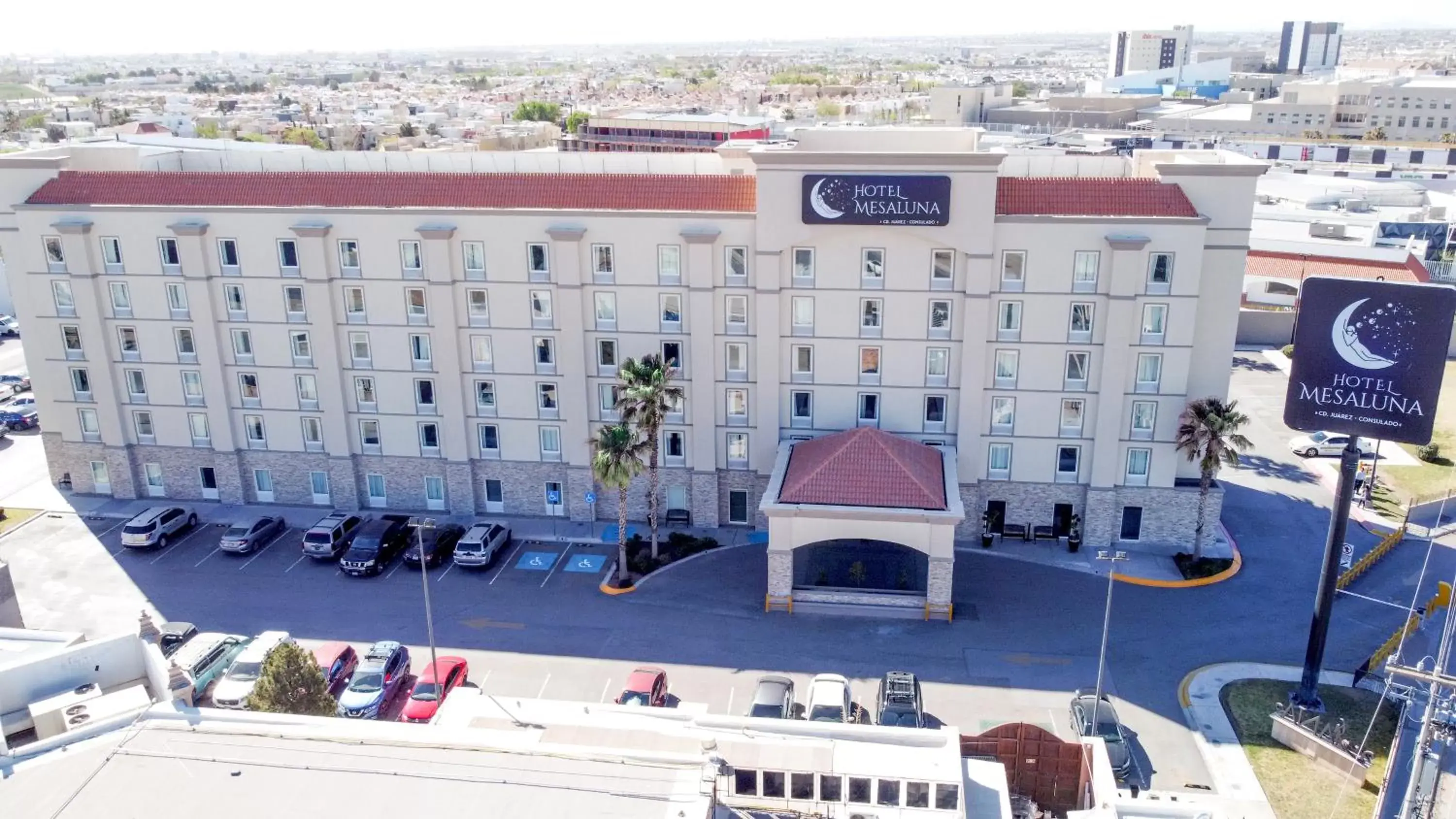 Facade/entrance in Hotel Mesaluna Near American Consulate