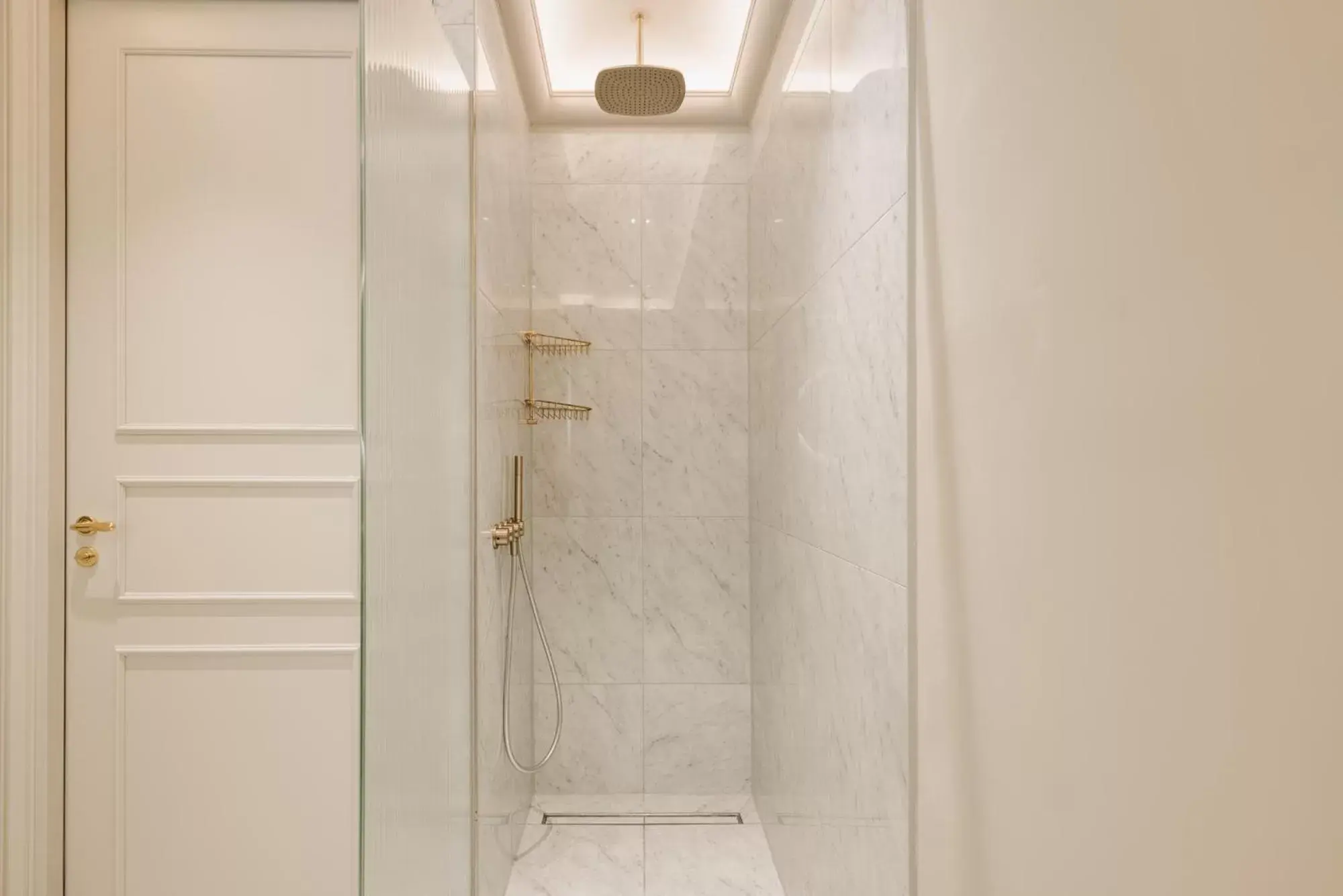 Shower, Bathroom in Hotel 717
