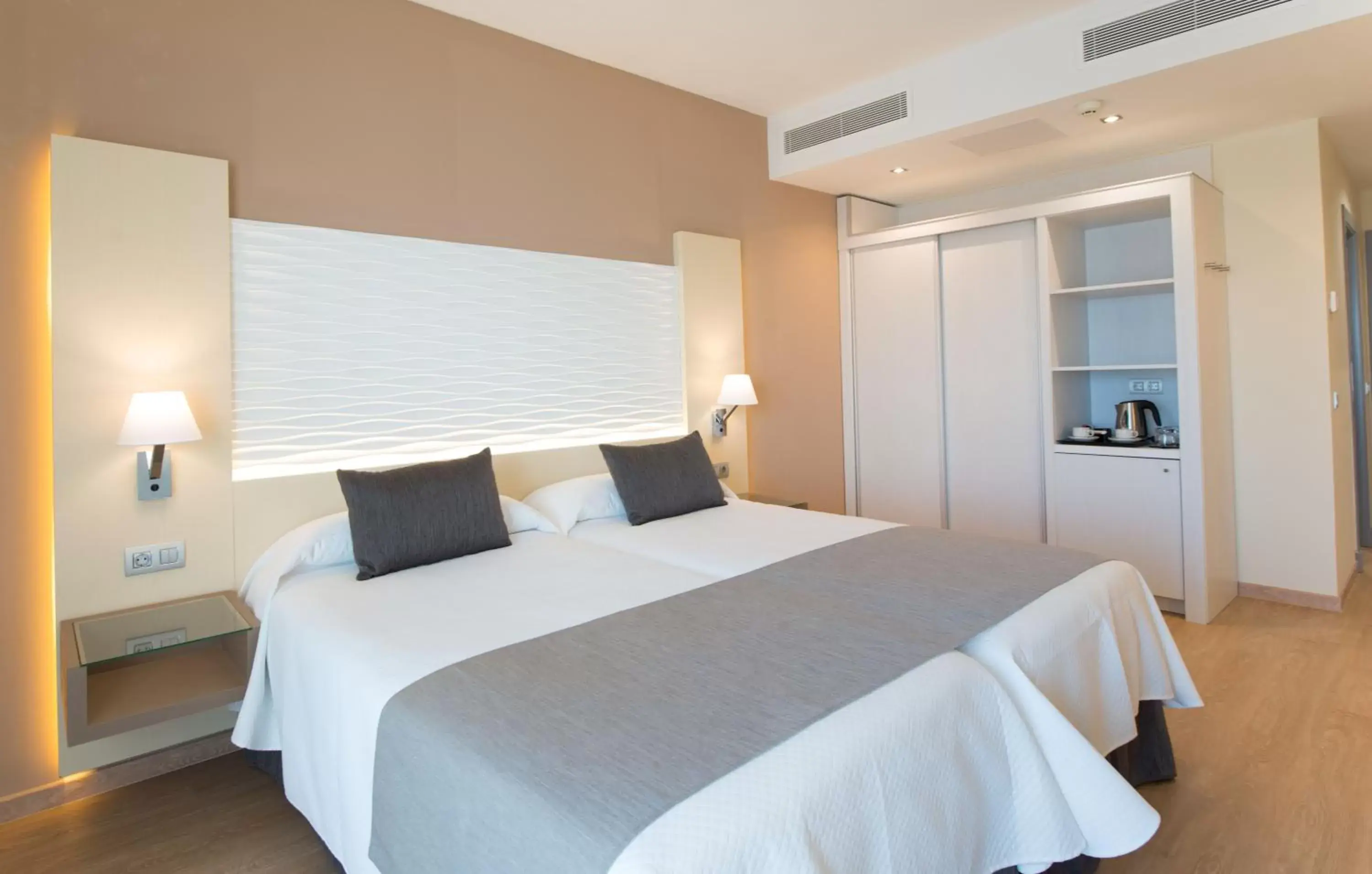 Bedroom, Bed in HL Suitehotel Playa del Inglés - Adults Only