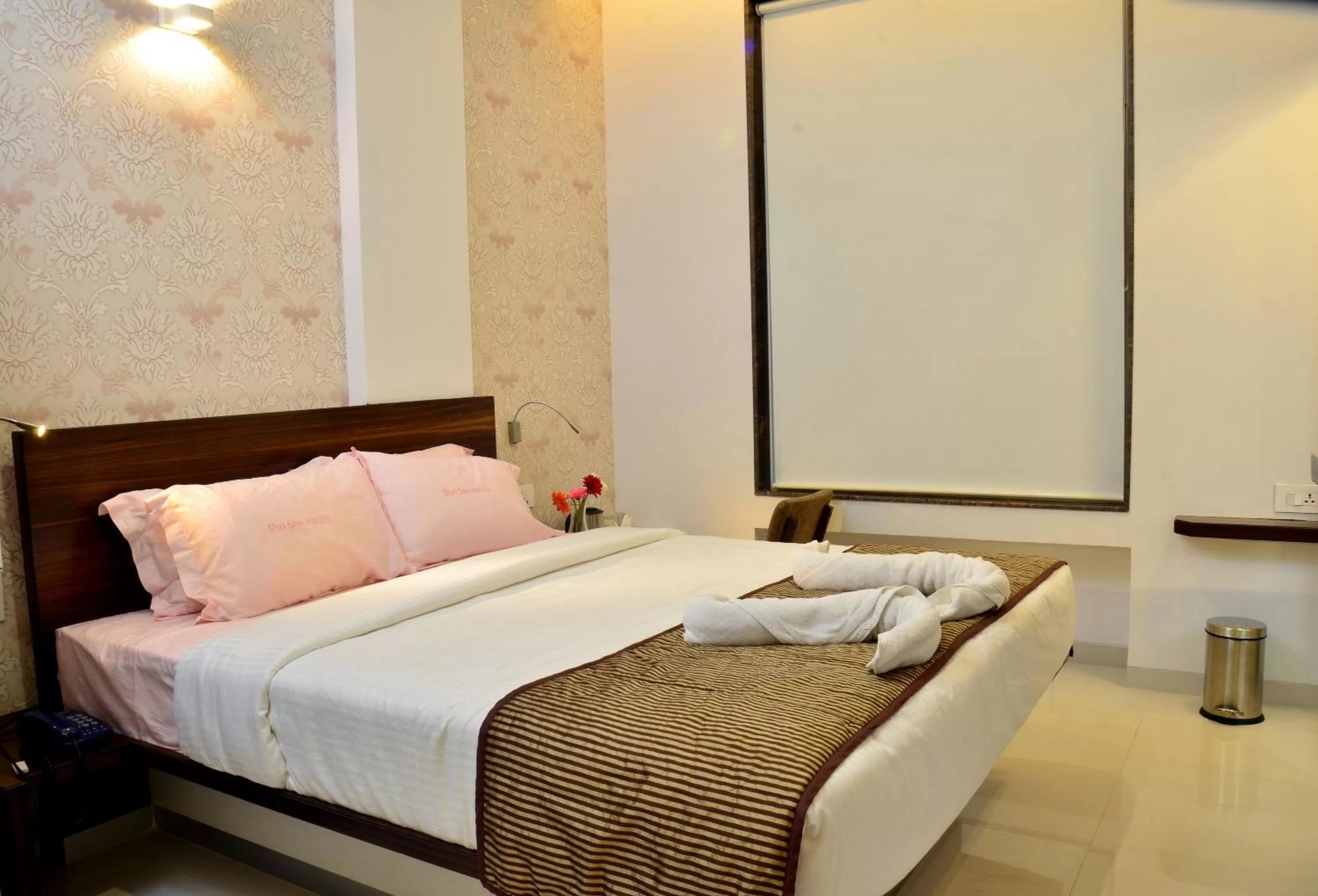 Bedroom, Bed in Hotel SRI SRI EXECUTIVE KOLHAPUR NEAR MAHALAXMI TEMPLE