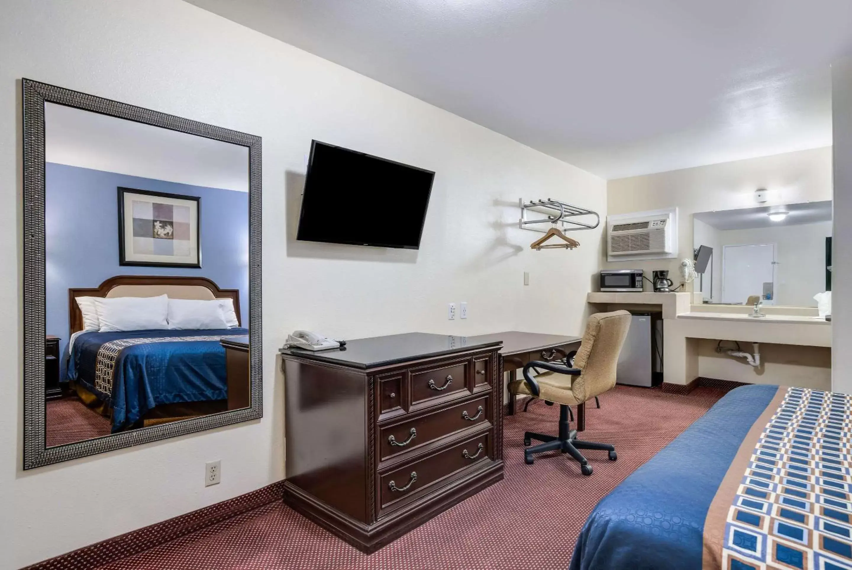 Photo of the whole room, TV/Entertainment Center in Rodeway Inn & Suites