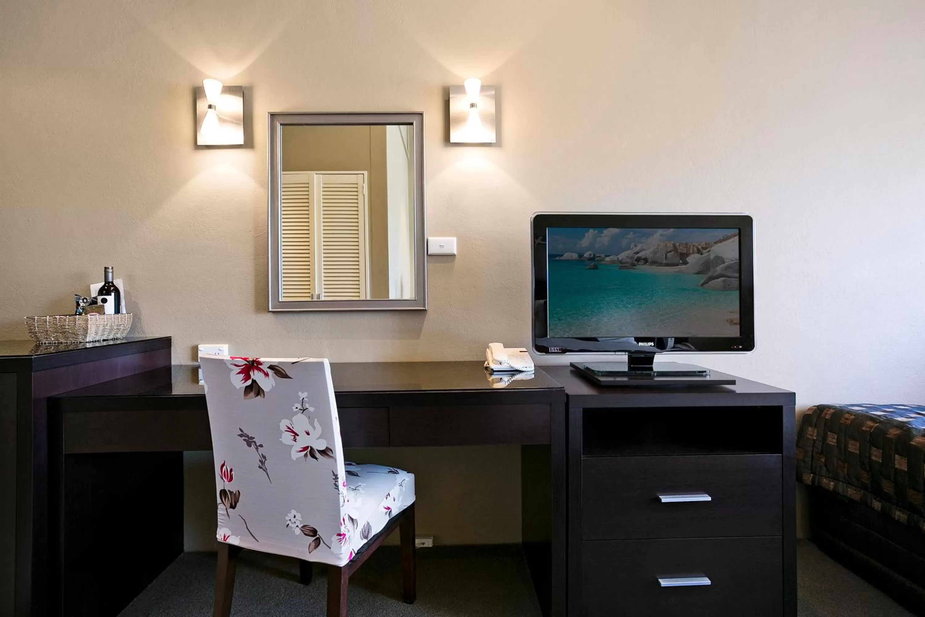 TV and multimedia in Best Western Sanctuary Inn