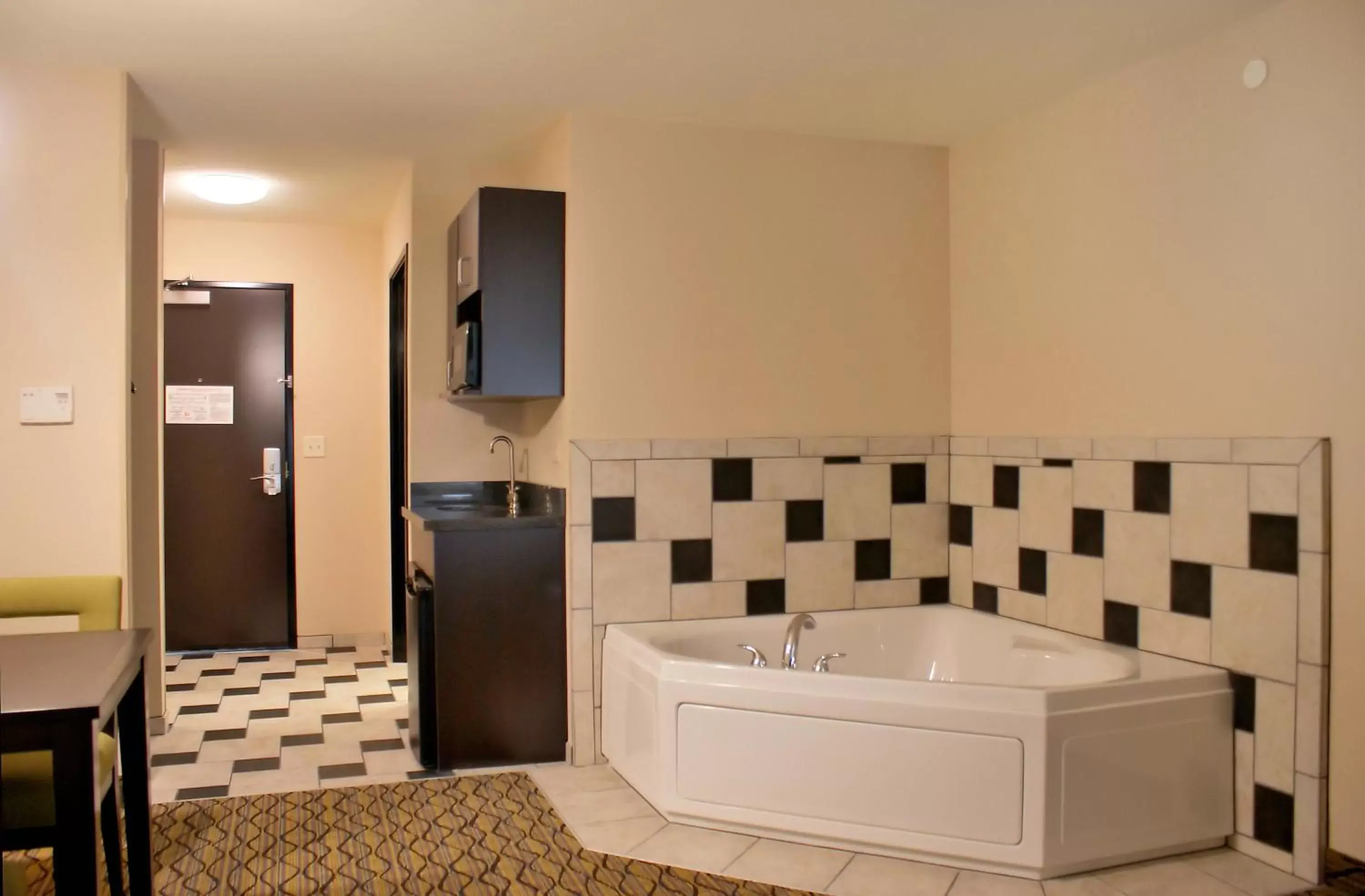Photo of the whole room, Bathroom in Holiday Inn Express Tulsa South Bixby, an IHG Hotel