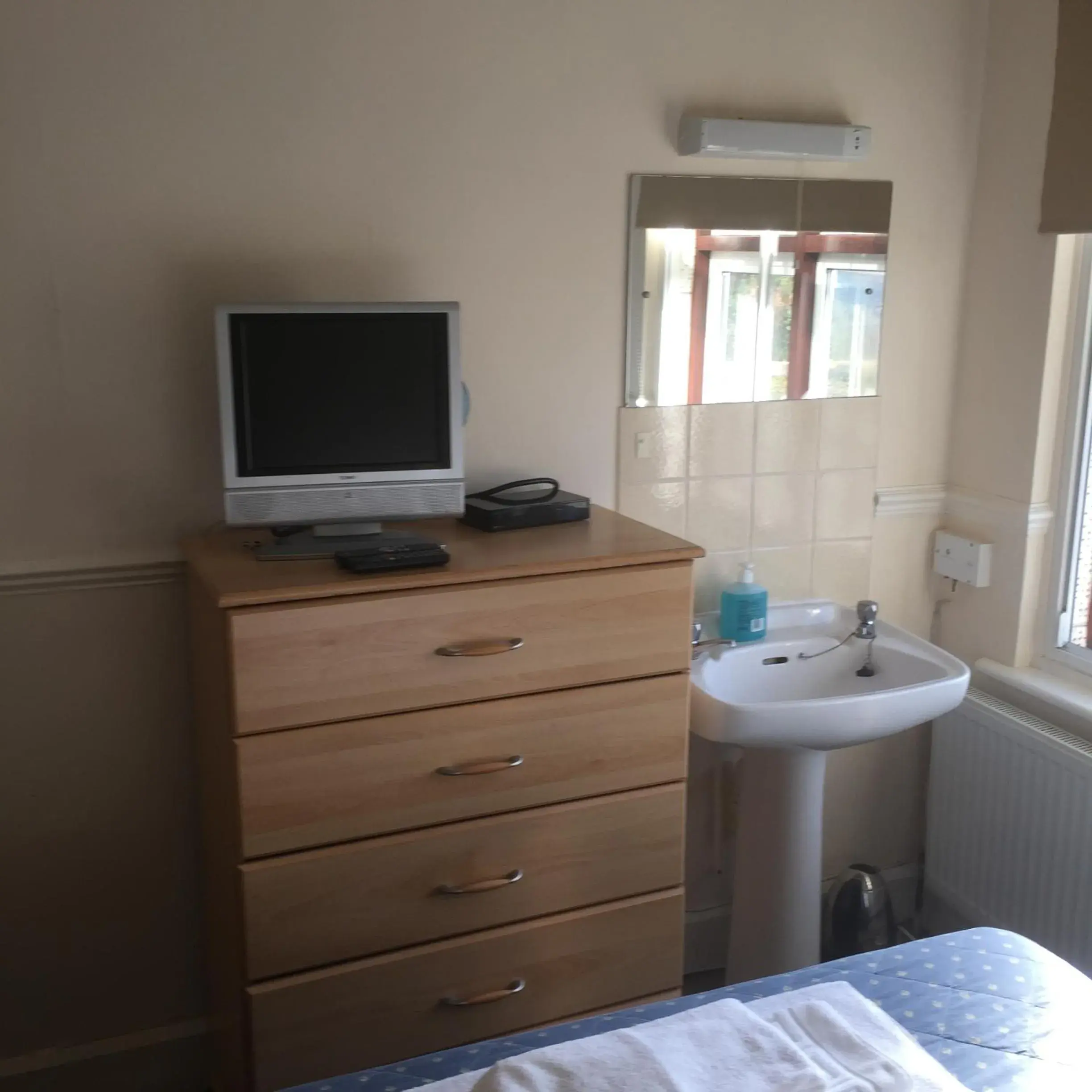 TV and multimedia, TV/Entertainment Center in Colnbrook Lodge Guest House