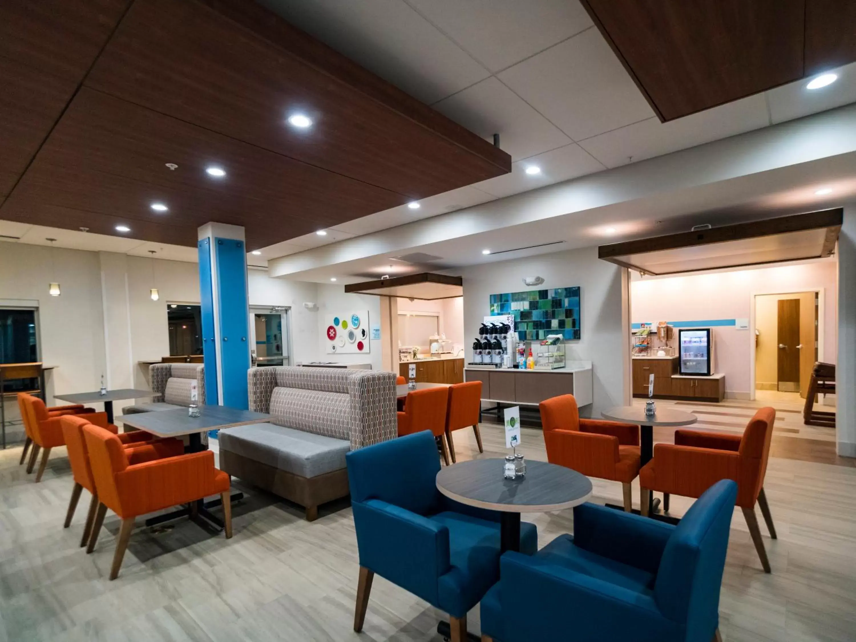 Breakfast, Lounge/Bar in Holiday Inn Express & Suites - Southaven Central - Memphis, an IHG Hotel