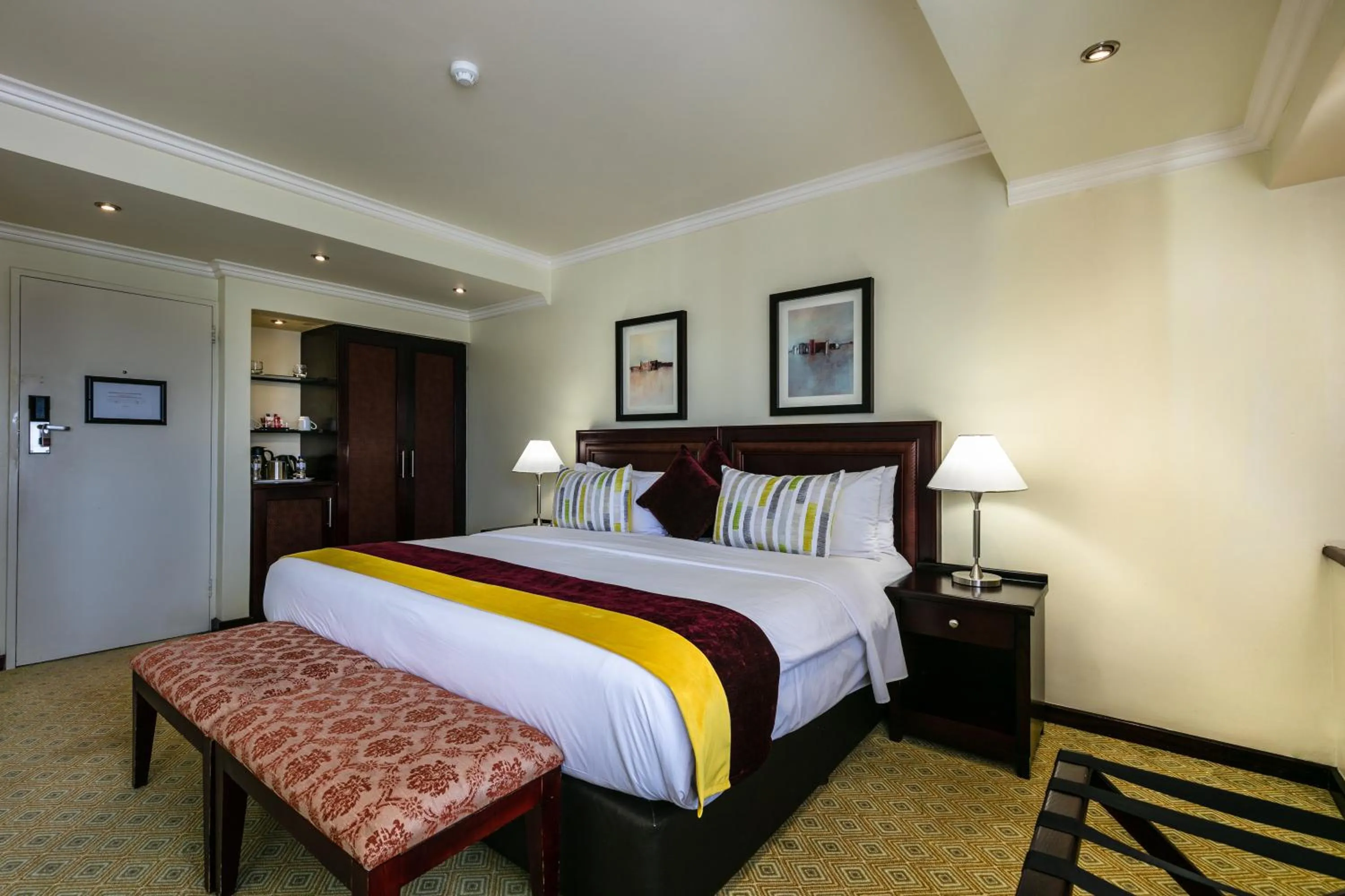 Coffee/tea facilities, Bed in Cresta President Hotel