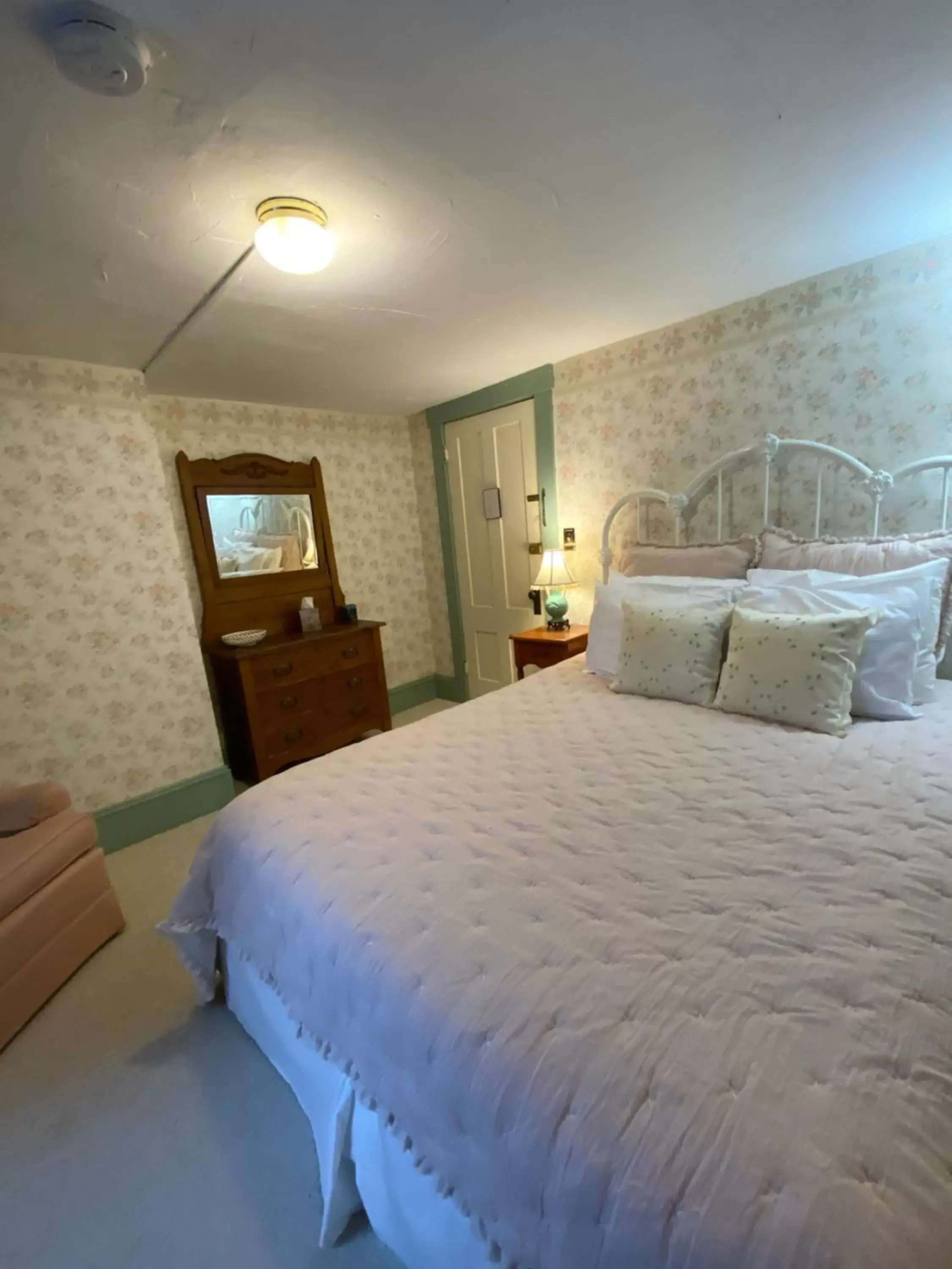 Bedroom, Bed in Follansbee Inn