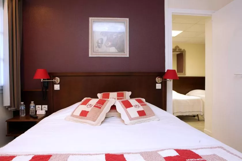 Bed in Logis Hôtel Les Nymphéas