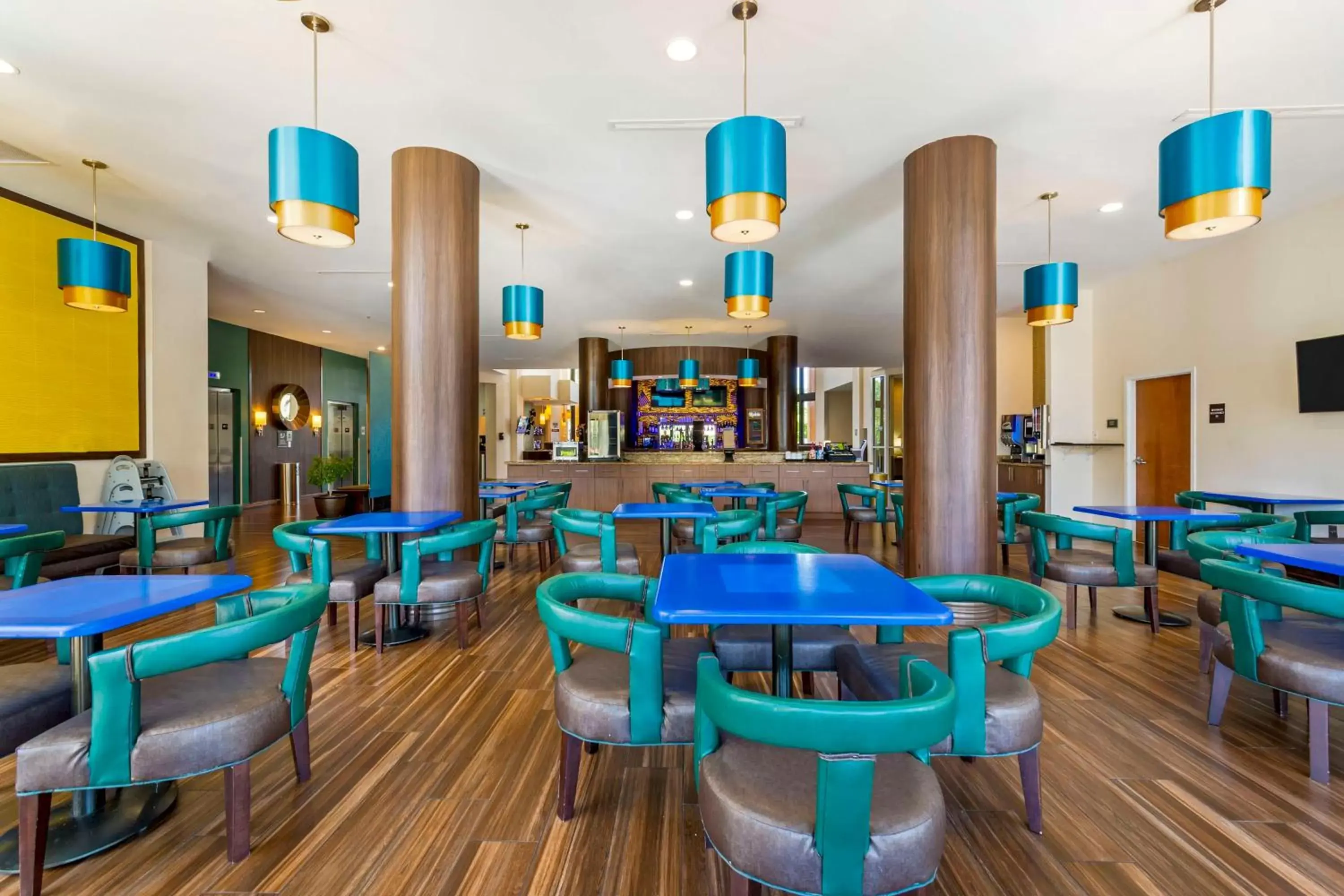 Breakfast, Lounge/Bar in Best Western Plus Miami Executive Airport Hotel and Suites