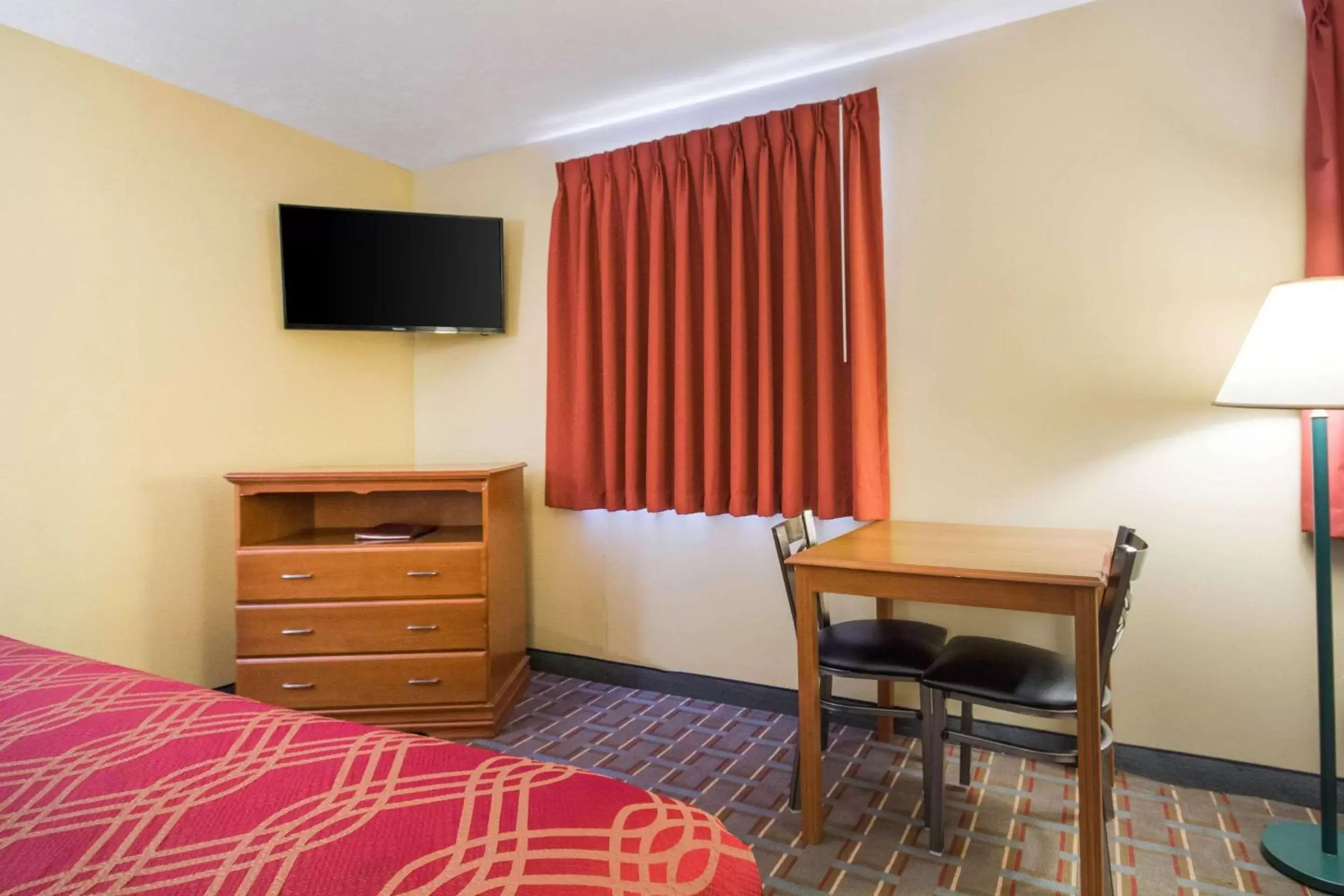 King Room - Non-Smoking in Econo Lodge Lansing - Leavenworth