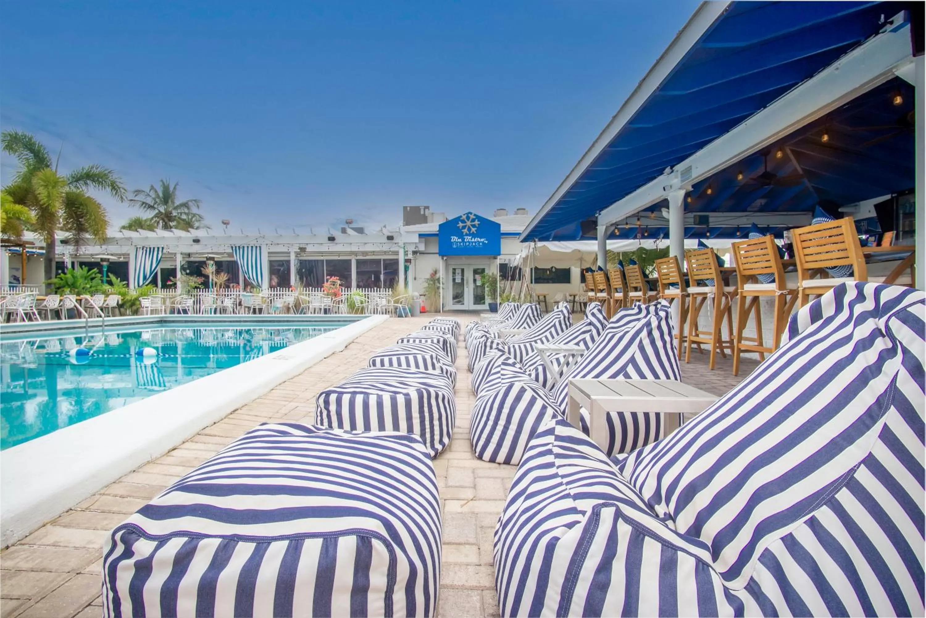 Swimming pool in Skipjack Resort & Marina