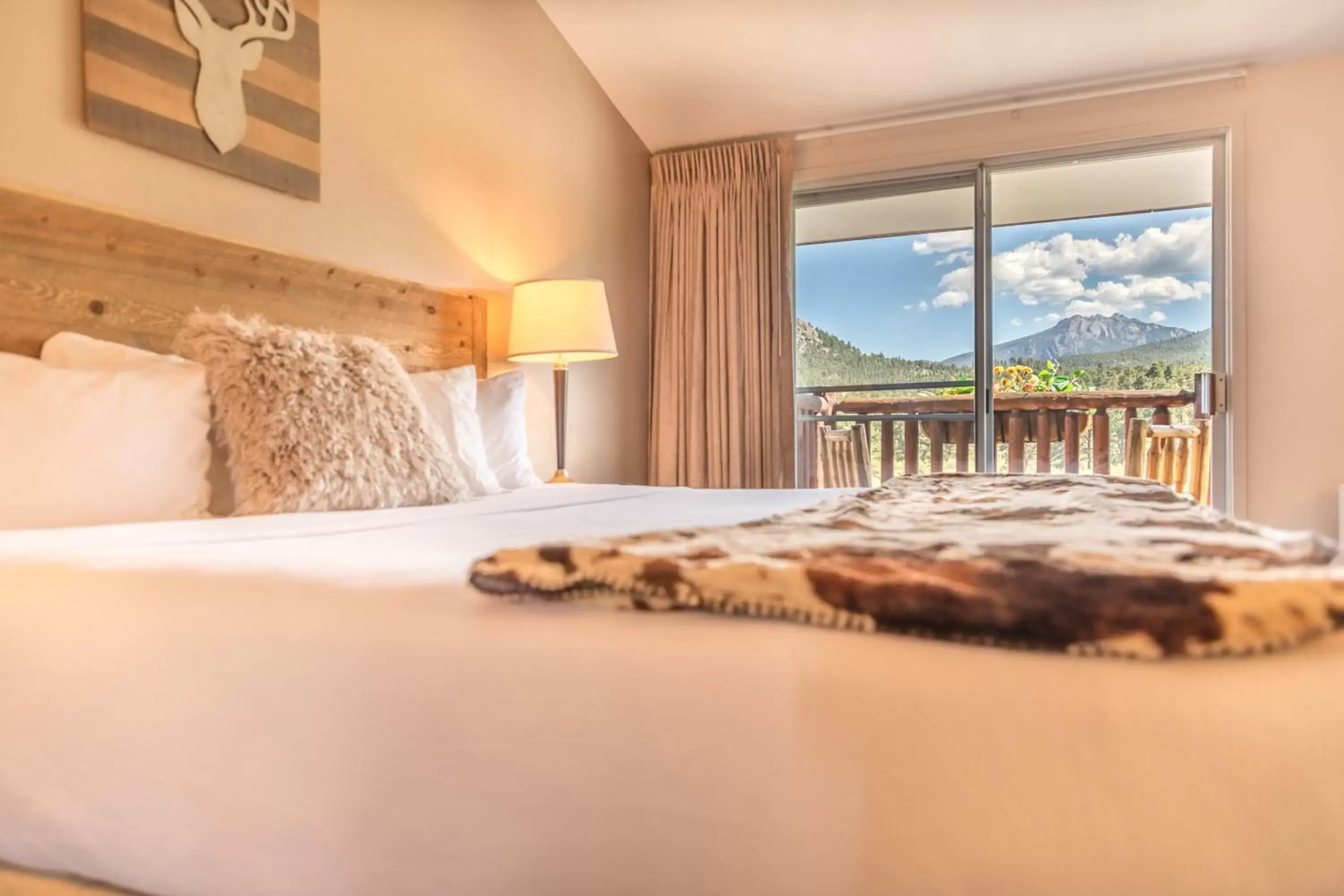 Bedroom, Mountain View in Alpine Trail Ridge Inn