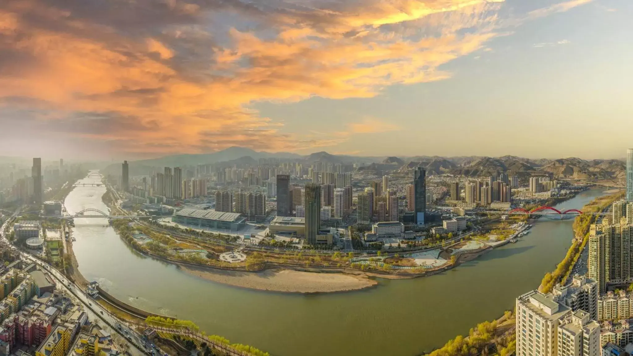 Property building in Crowne Plaza Hotel Lanzhou by IHG Property building in Crowne Plaza Hotel Lanzhou by IHG