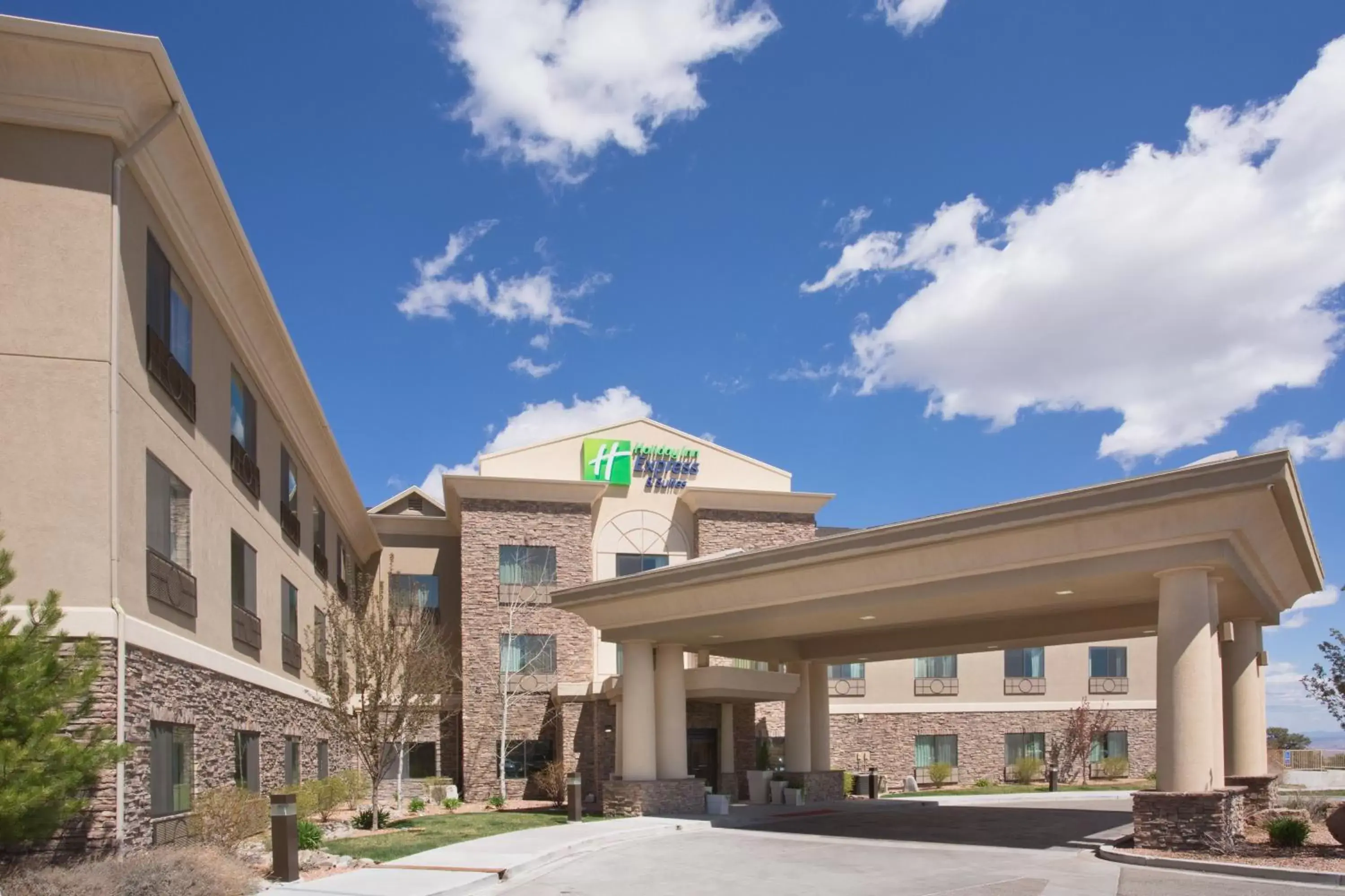 Property Building in Holiday Inn Express and Suites Los Alamos Entrada Park, an IHG Hotel