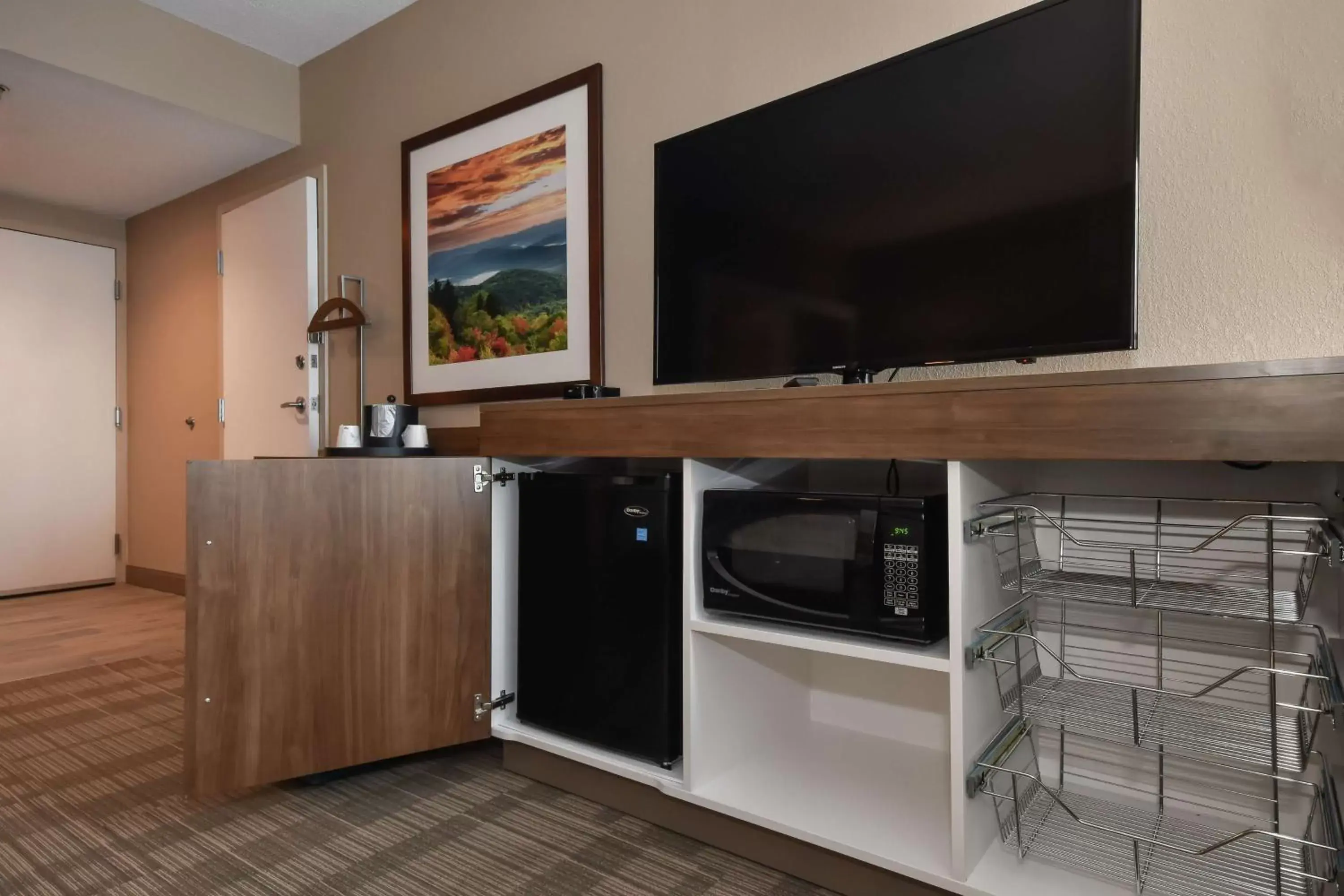 Bedroom, TV/Entertainment Center in Hampton Inn Brevard