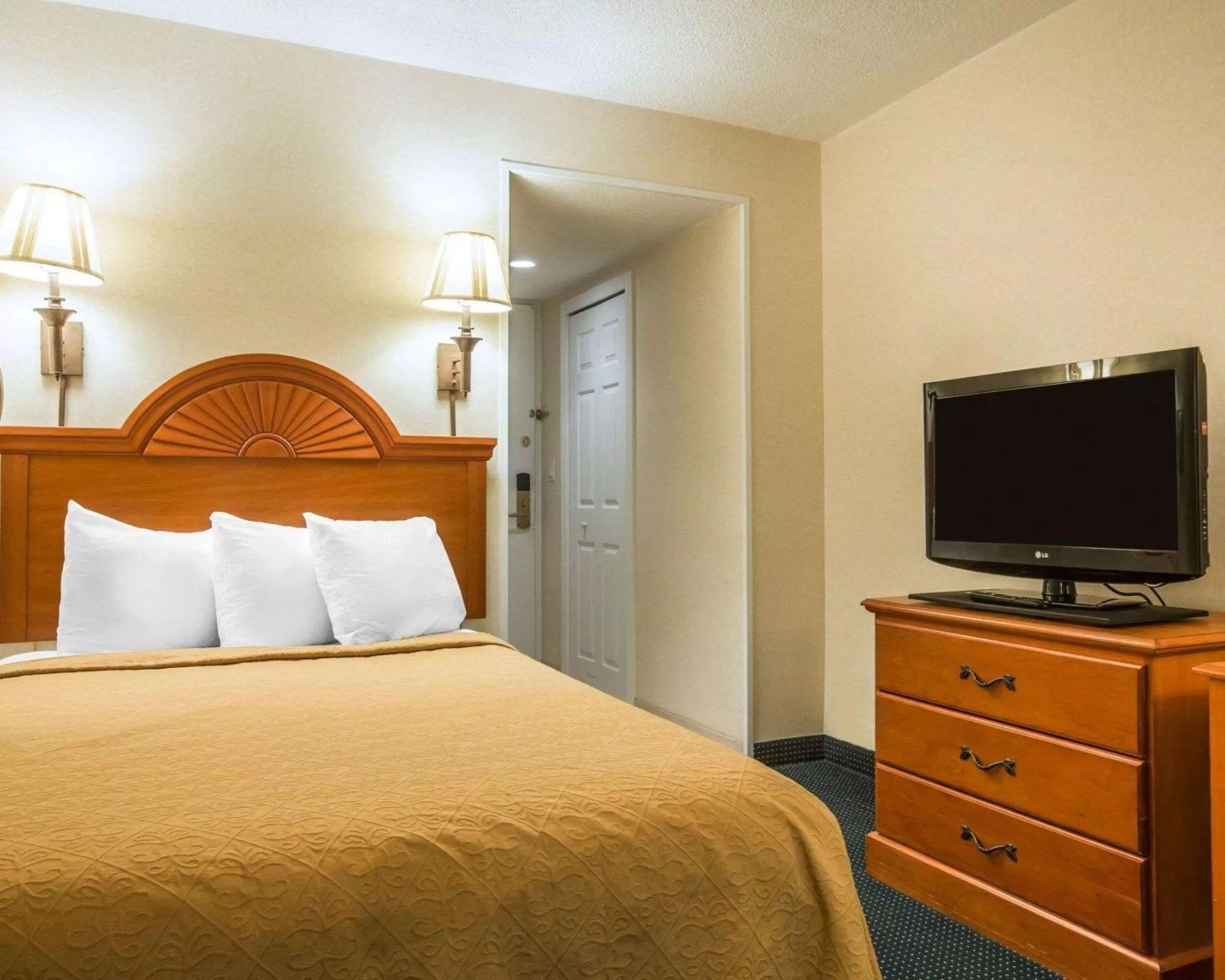 Photo of the whole room, Bed in Quality Inn Massena