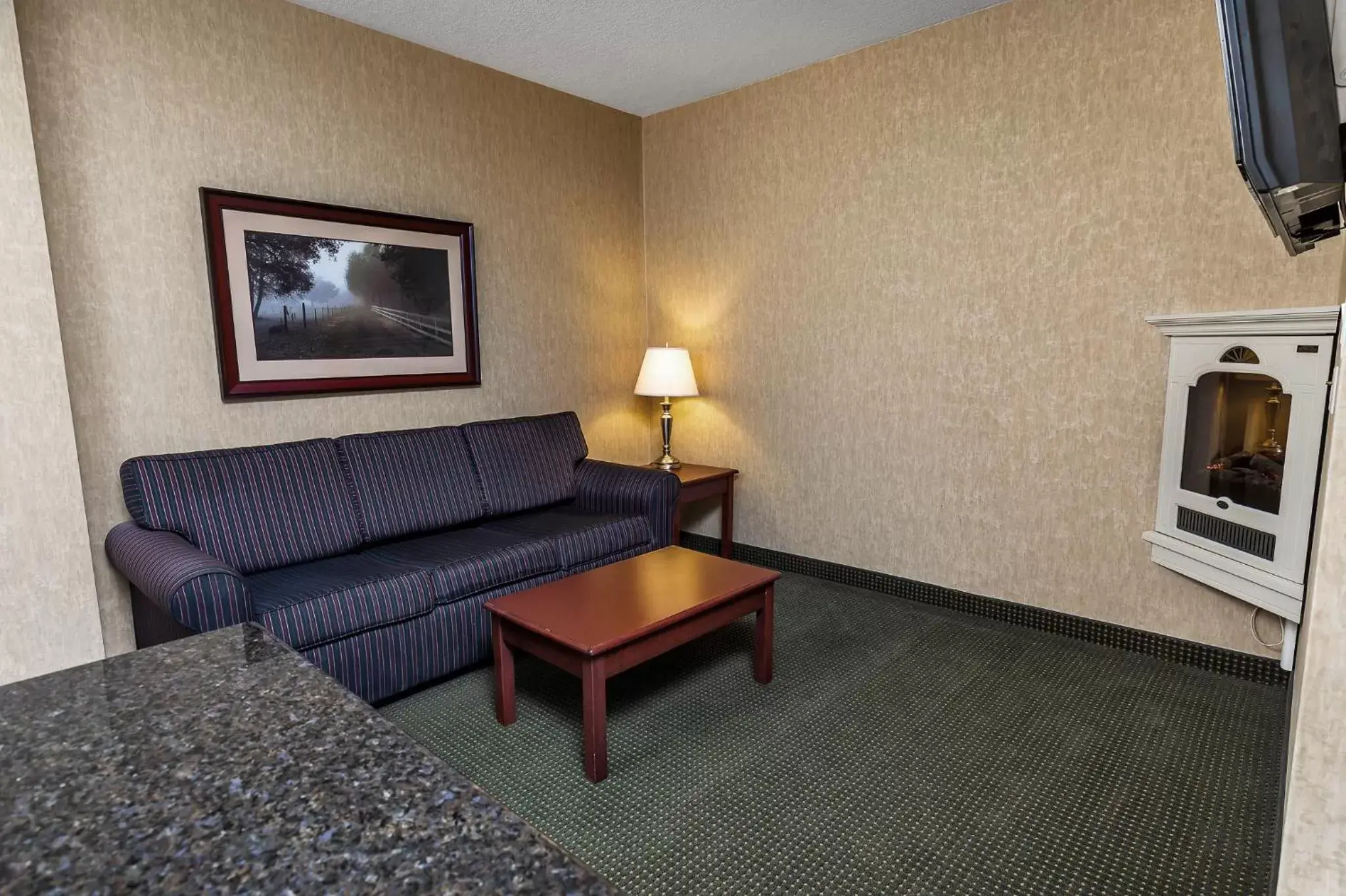 Guests, Seating Area in Redwood Inn & Suites