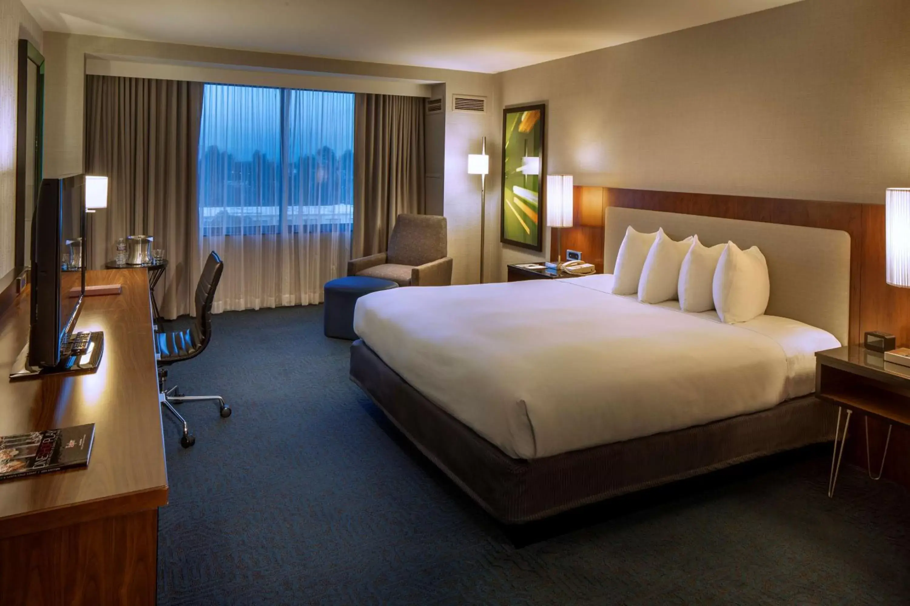 Bedroom in DoubleTree by Hilton Newark-Fremont