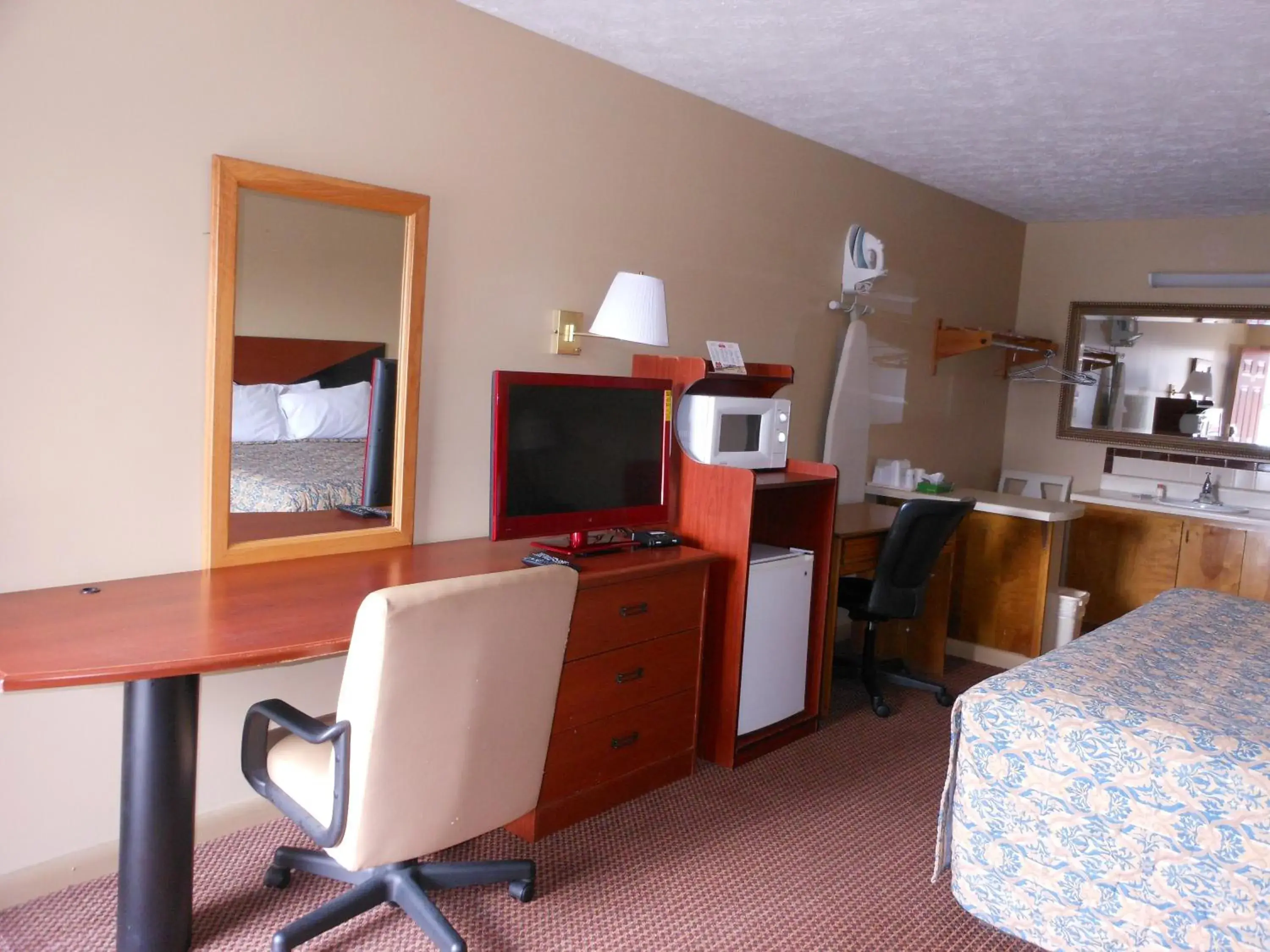 TV and multimedia, TV/Entertainment Center in McClellan Inn