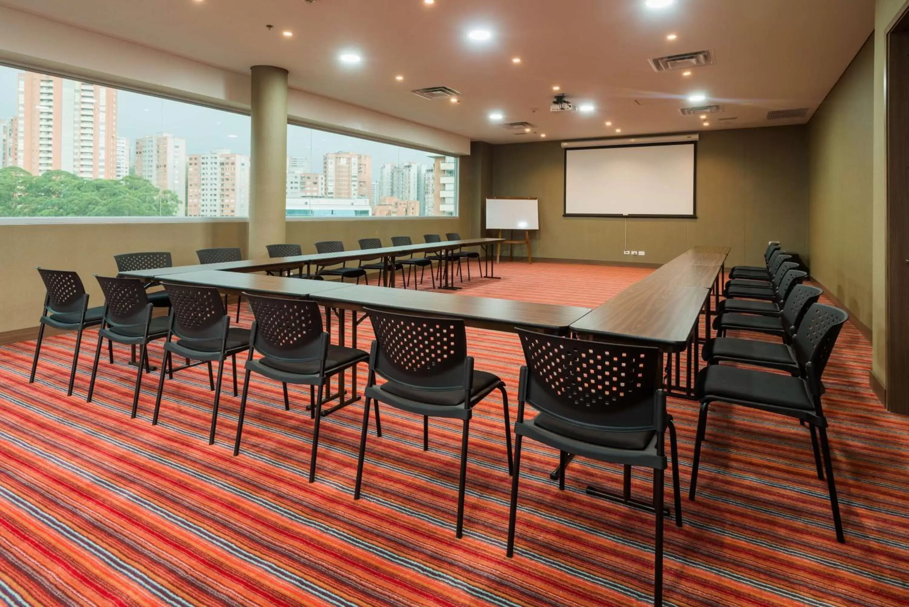 Meeting/conference room in Hampton by Hilton Medellin