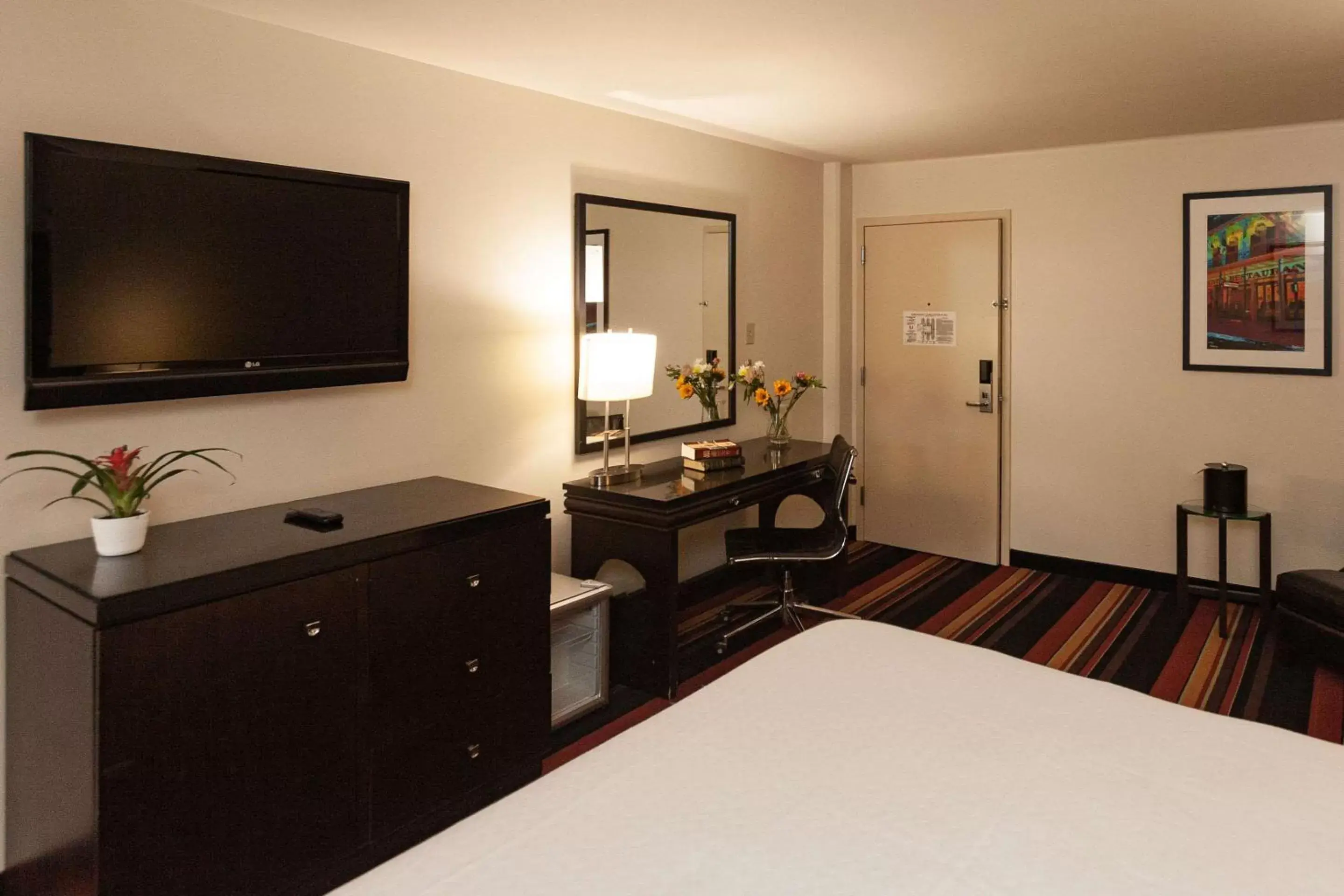 Bedroom, TV/Entertainment Center in Clarion Hotel New Orleans - Airport & Conference Center