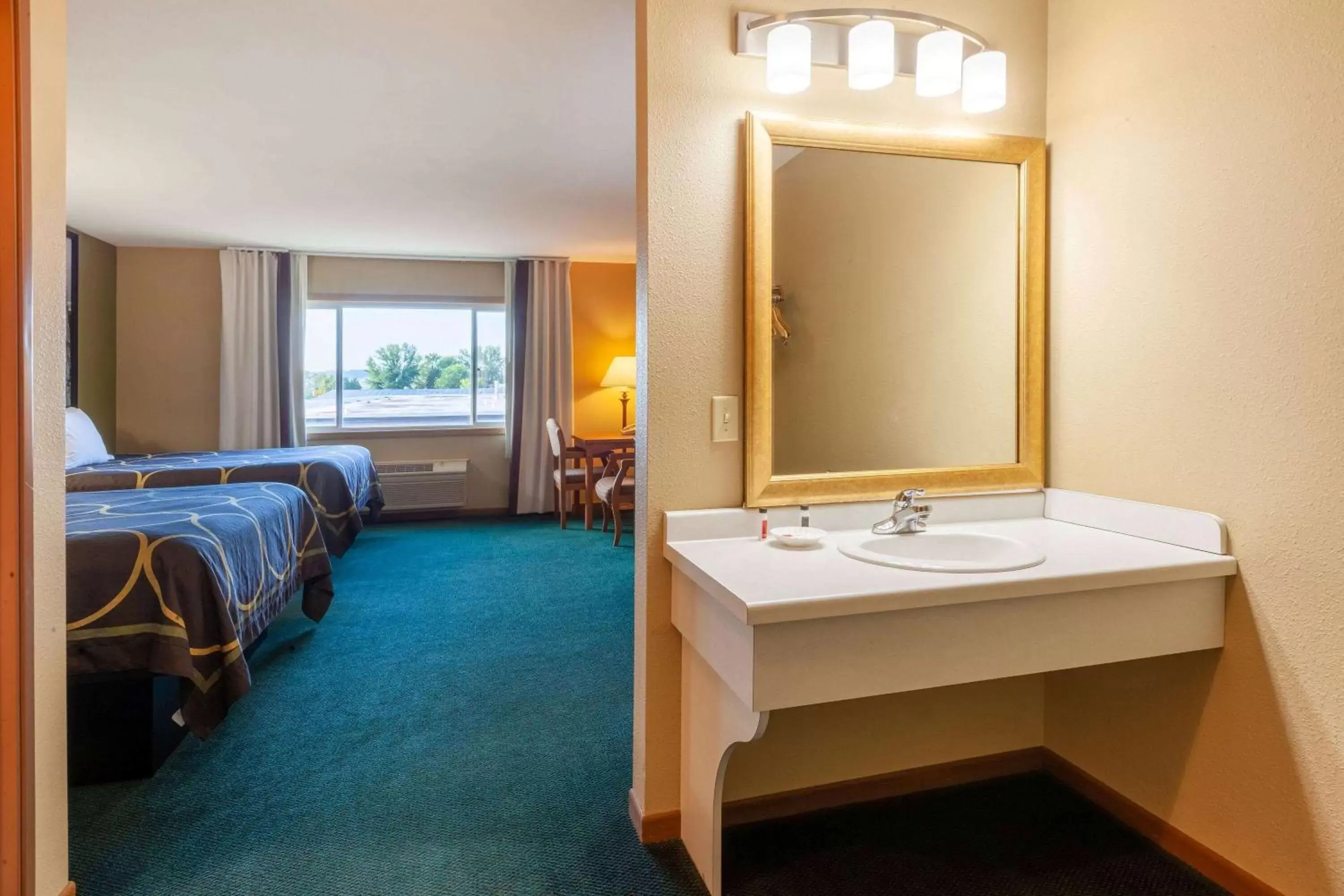 Photo of the whole room, Bathroom in Super 8 by Wyndham Berlin WI