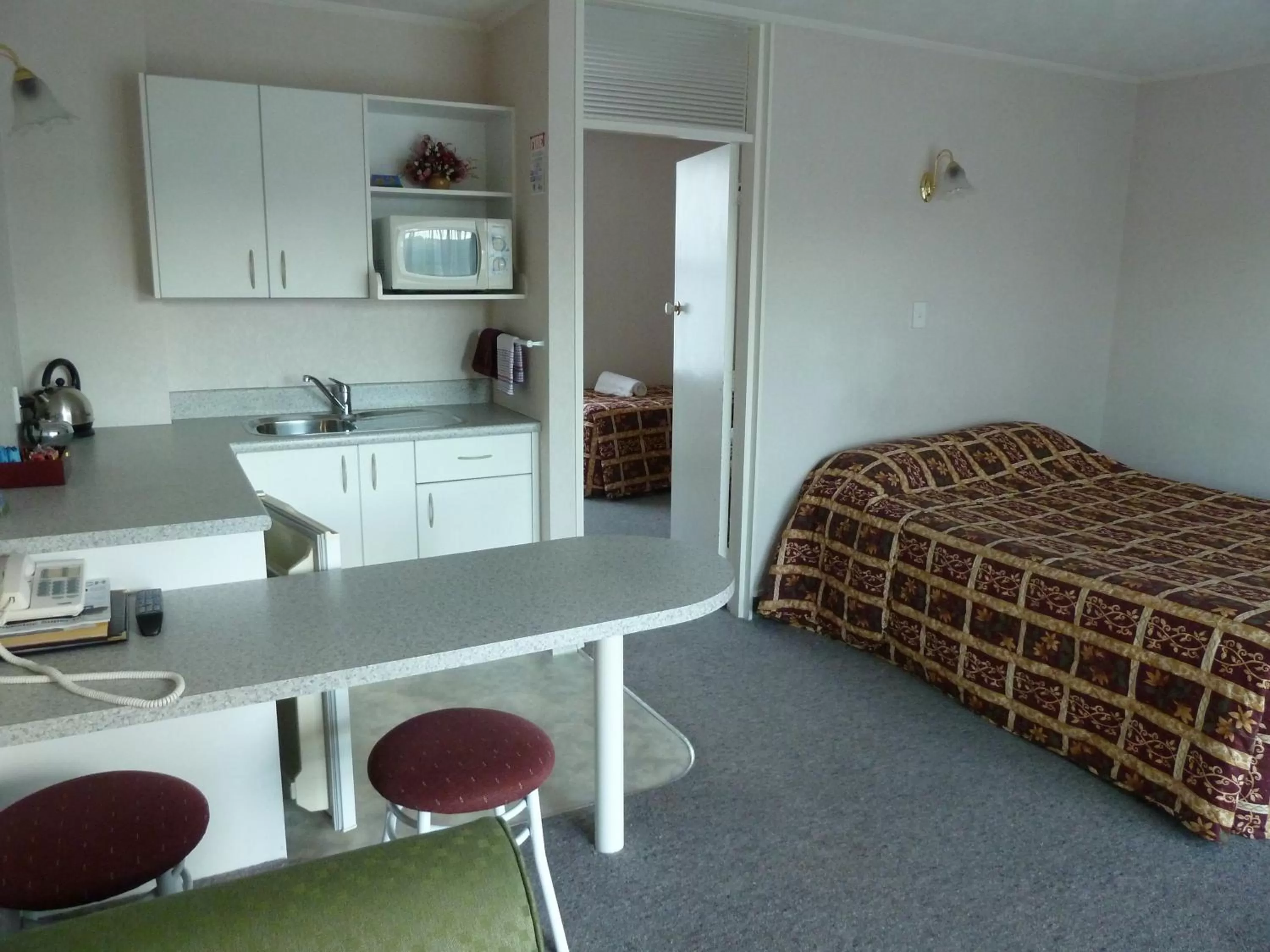 One-Bedroom Apartment (4 Adults) in Monarch Motel