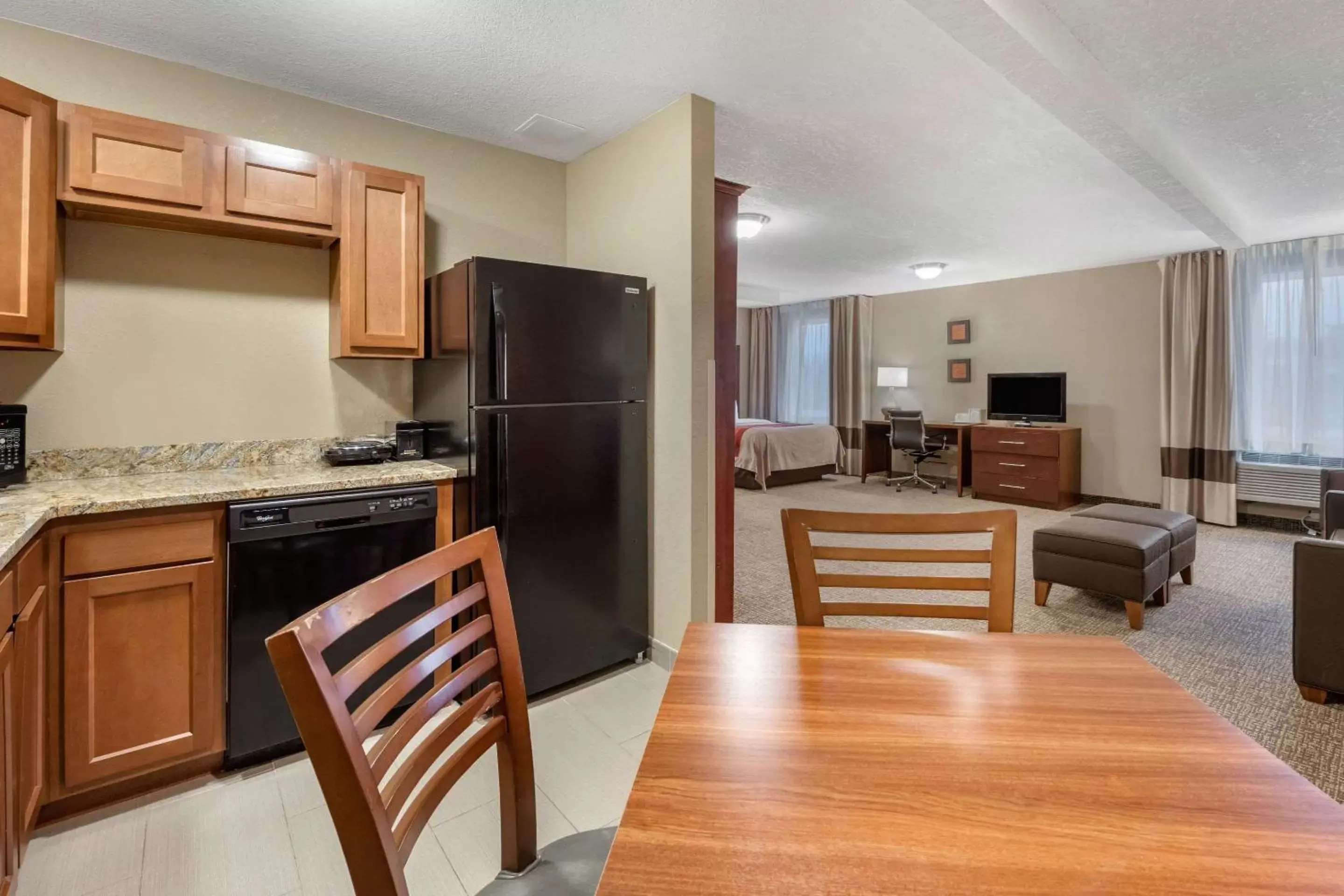 Photo of the whole room, Kitchen/Kitchenette in Comfort Inn Splash Harbor