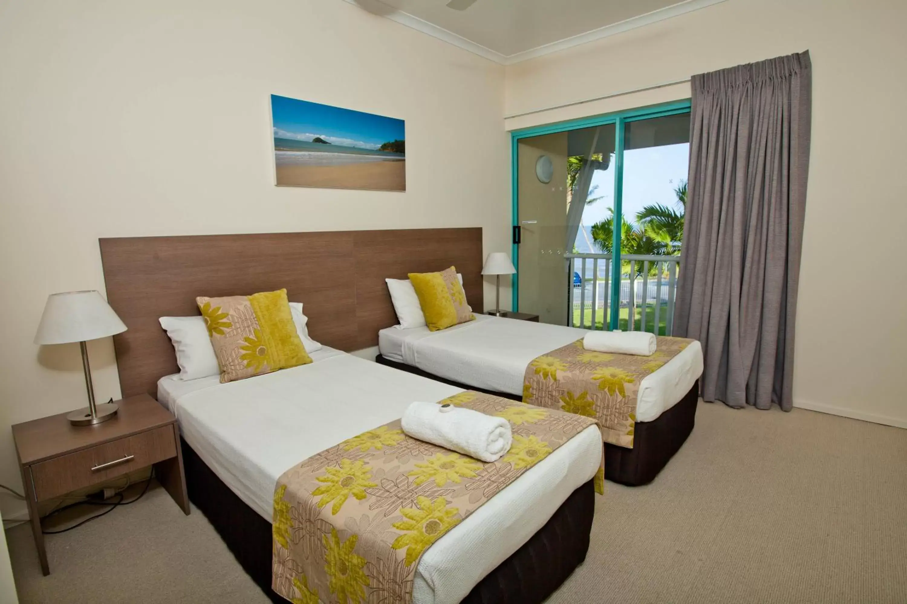 Bedroom, Bed in Coral Sands Beachfront Resort