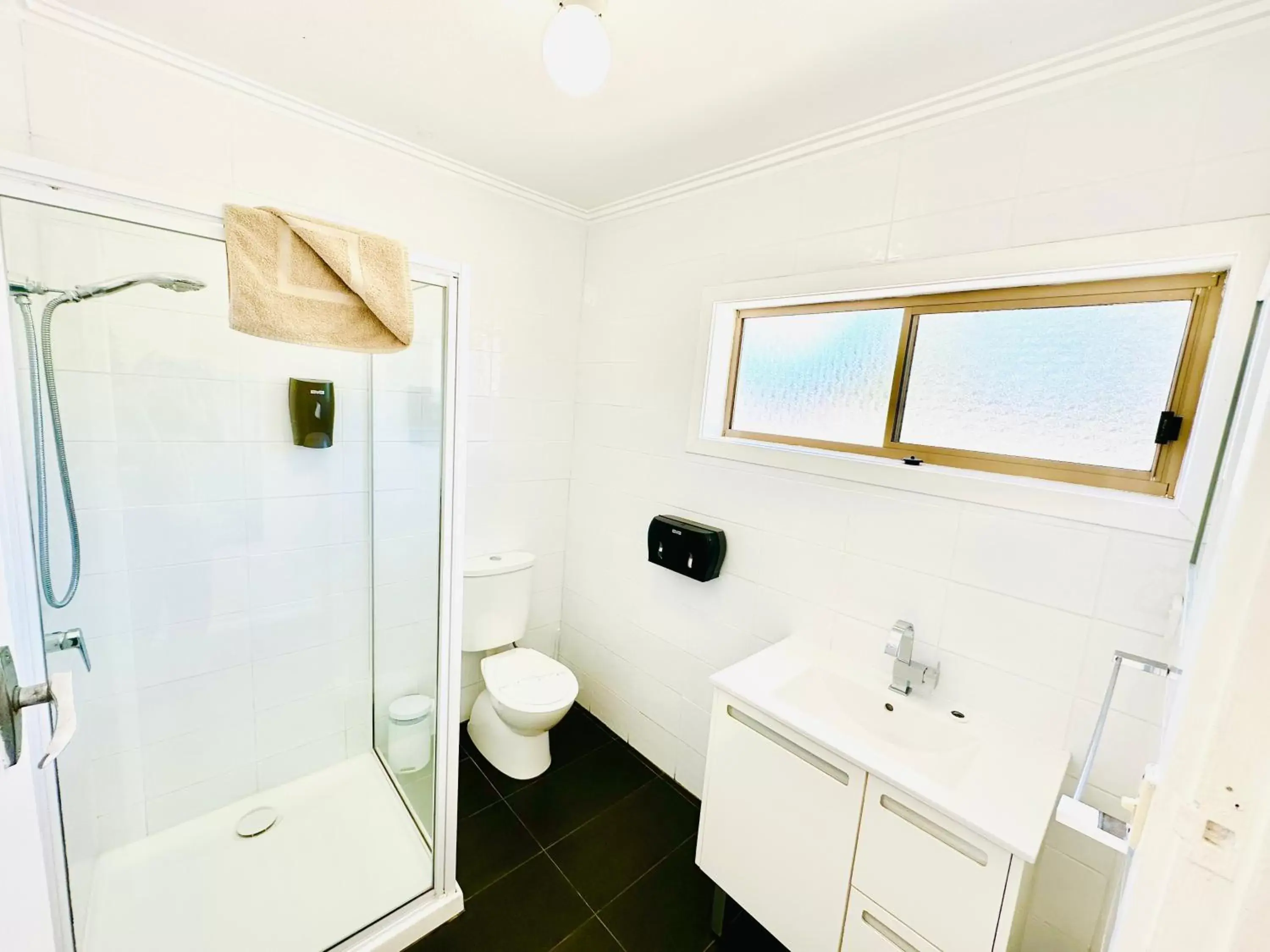 Toilet, Bathroom in Auto Lodge Motor Inn