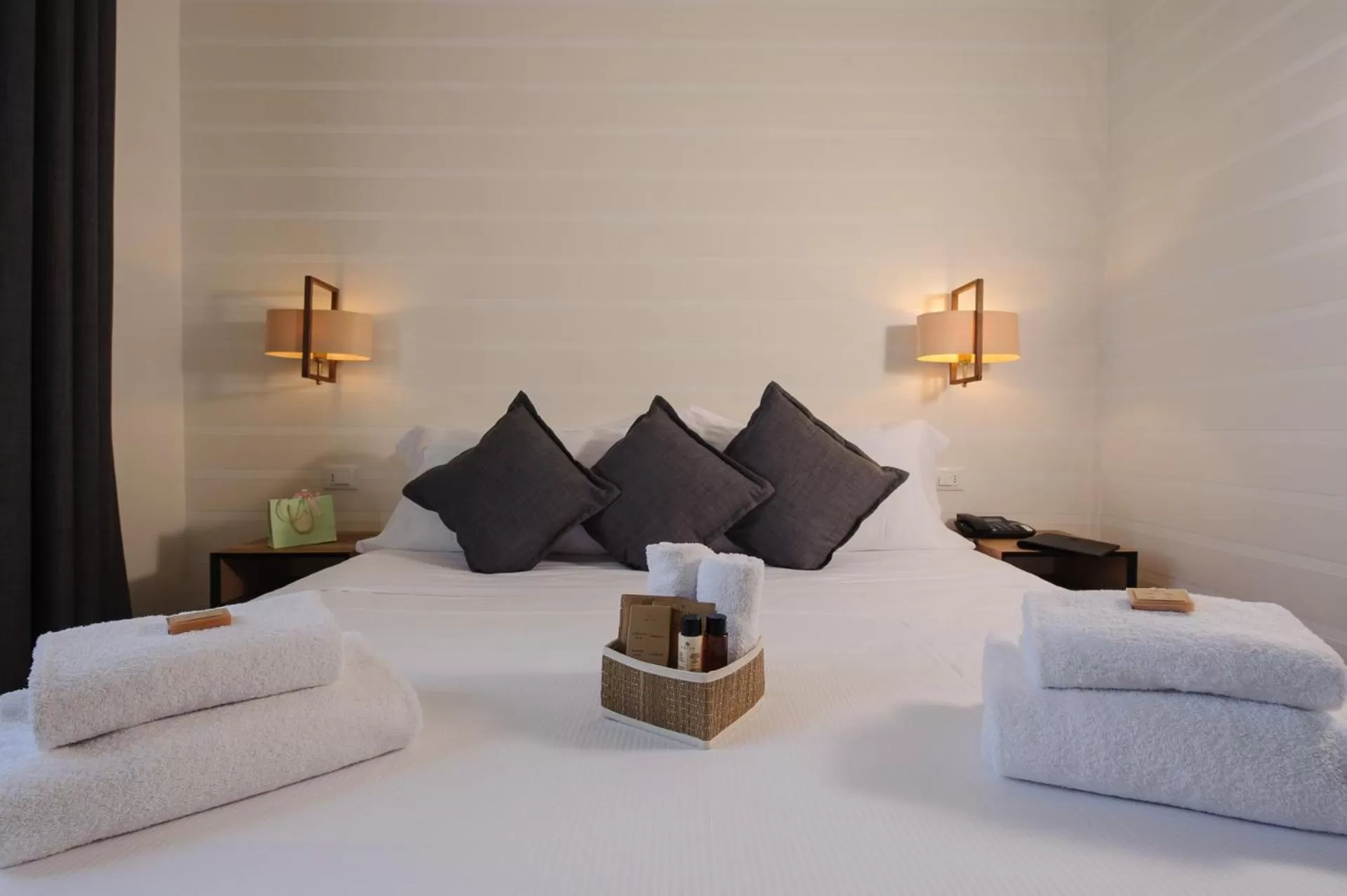 Bed in Hotel Lungarno Vespucci 50