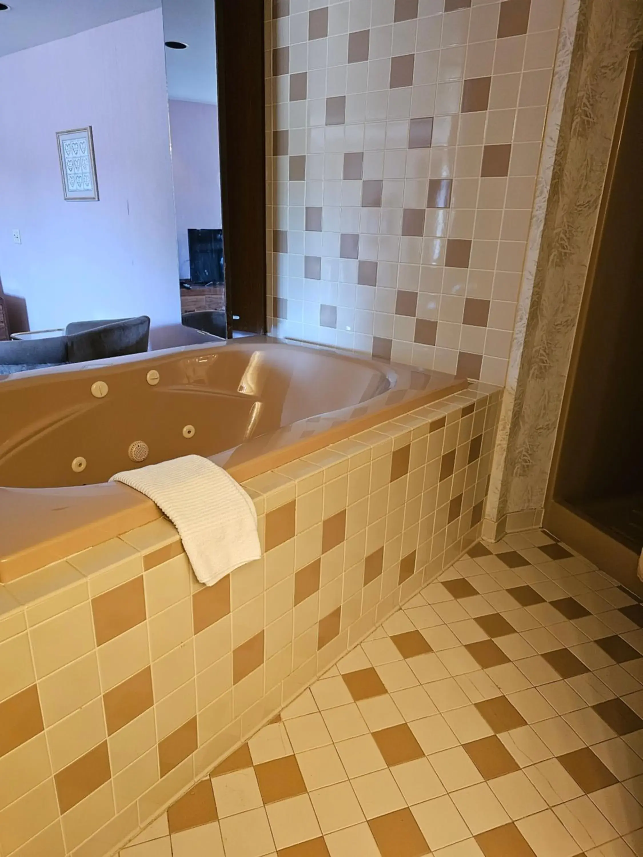 Bath, Bathroom in Americas Best Value Inn Mackinaw City