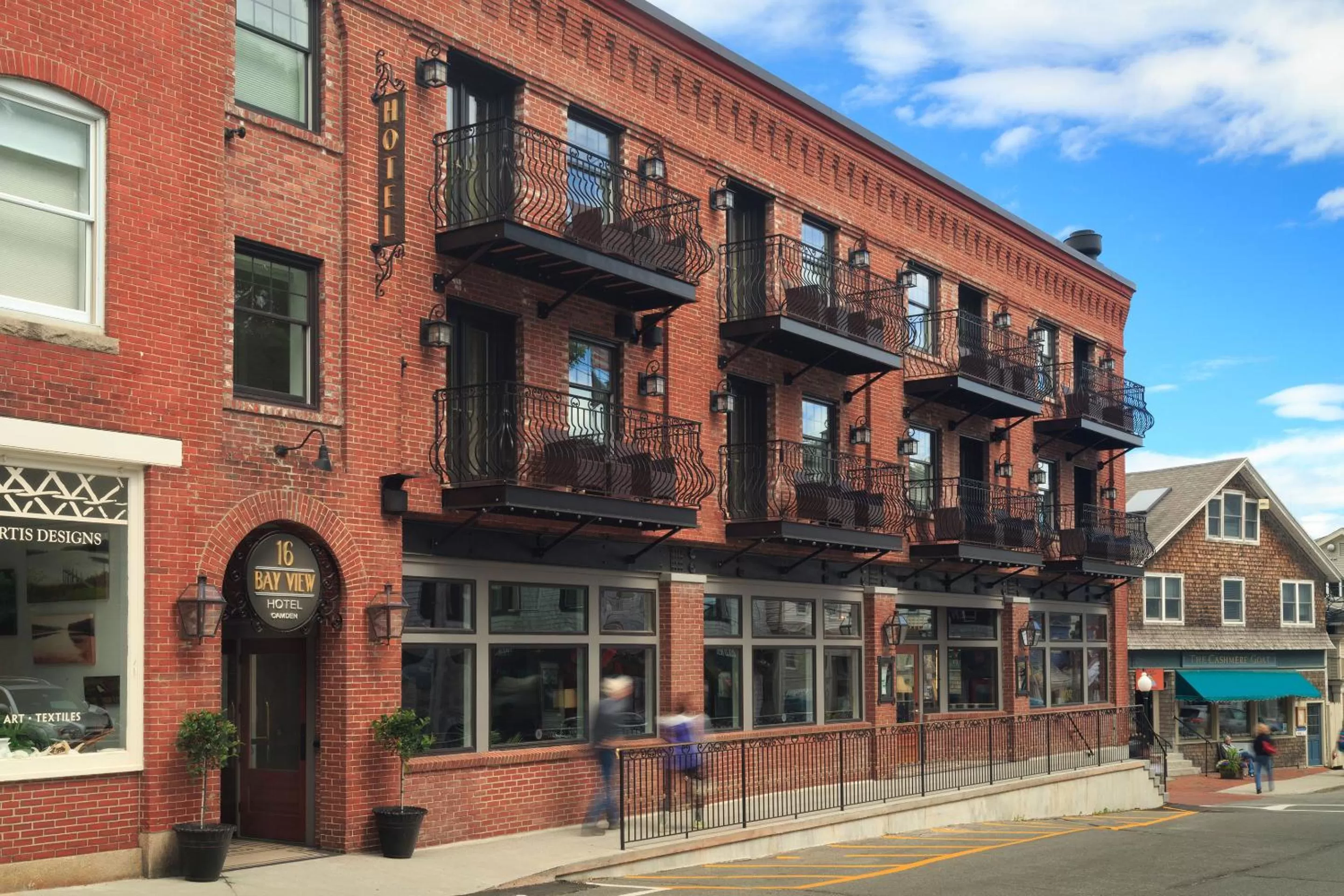 Facade/entrance in 16 Bay View