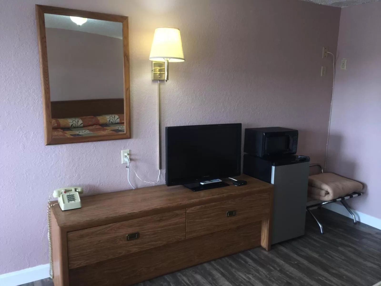 Queen Room - Non-Smoking in Finn's 66 Motel